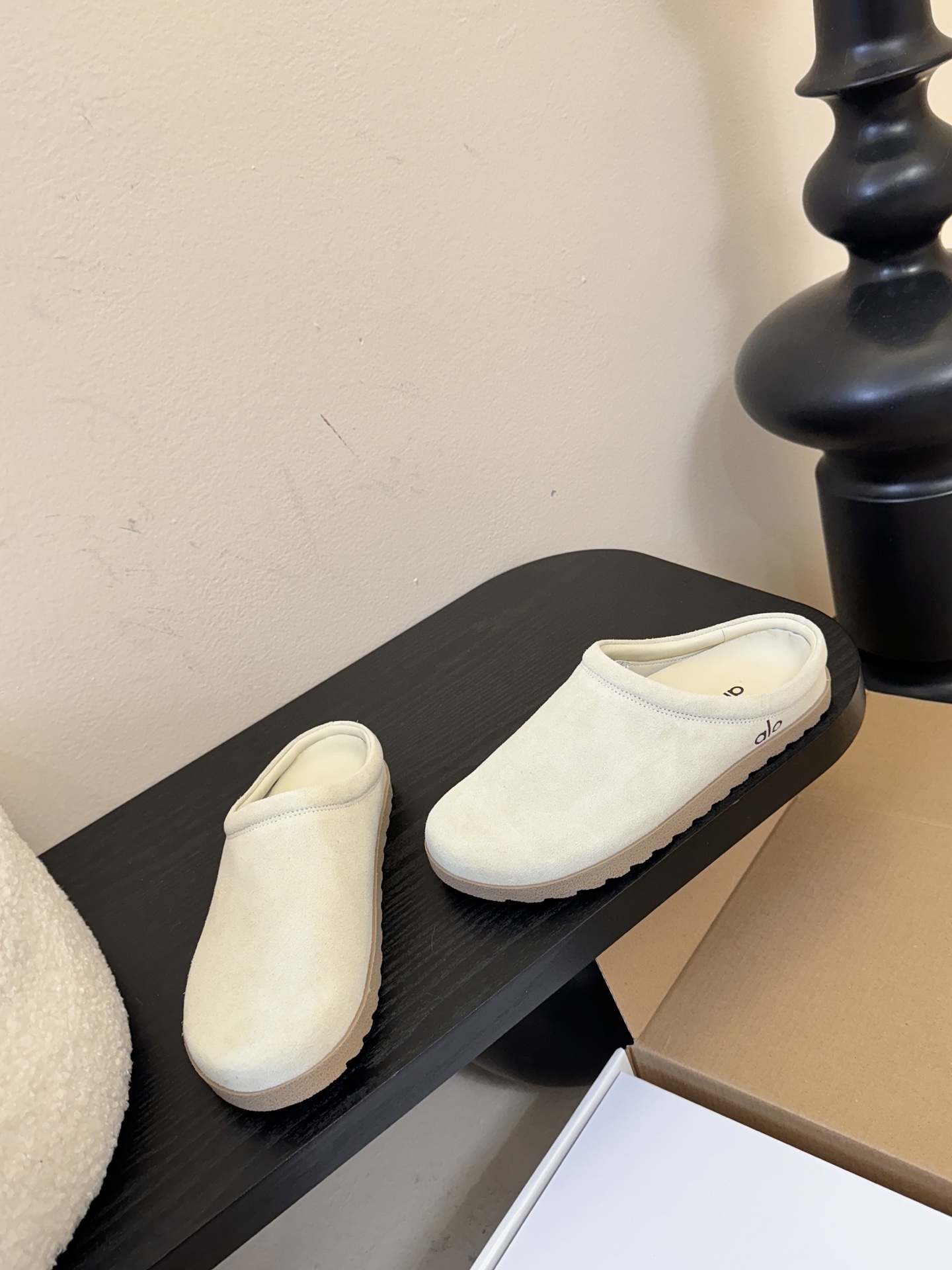 alo25ss 新品休闲单鞋简约即王道 散发随性慵懒感 一脚蹬设计 轻松又自在 时髦精出街 宅家都可 拿
