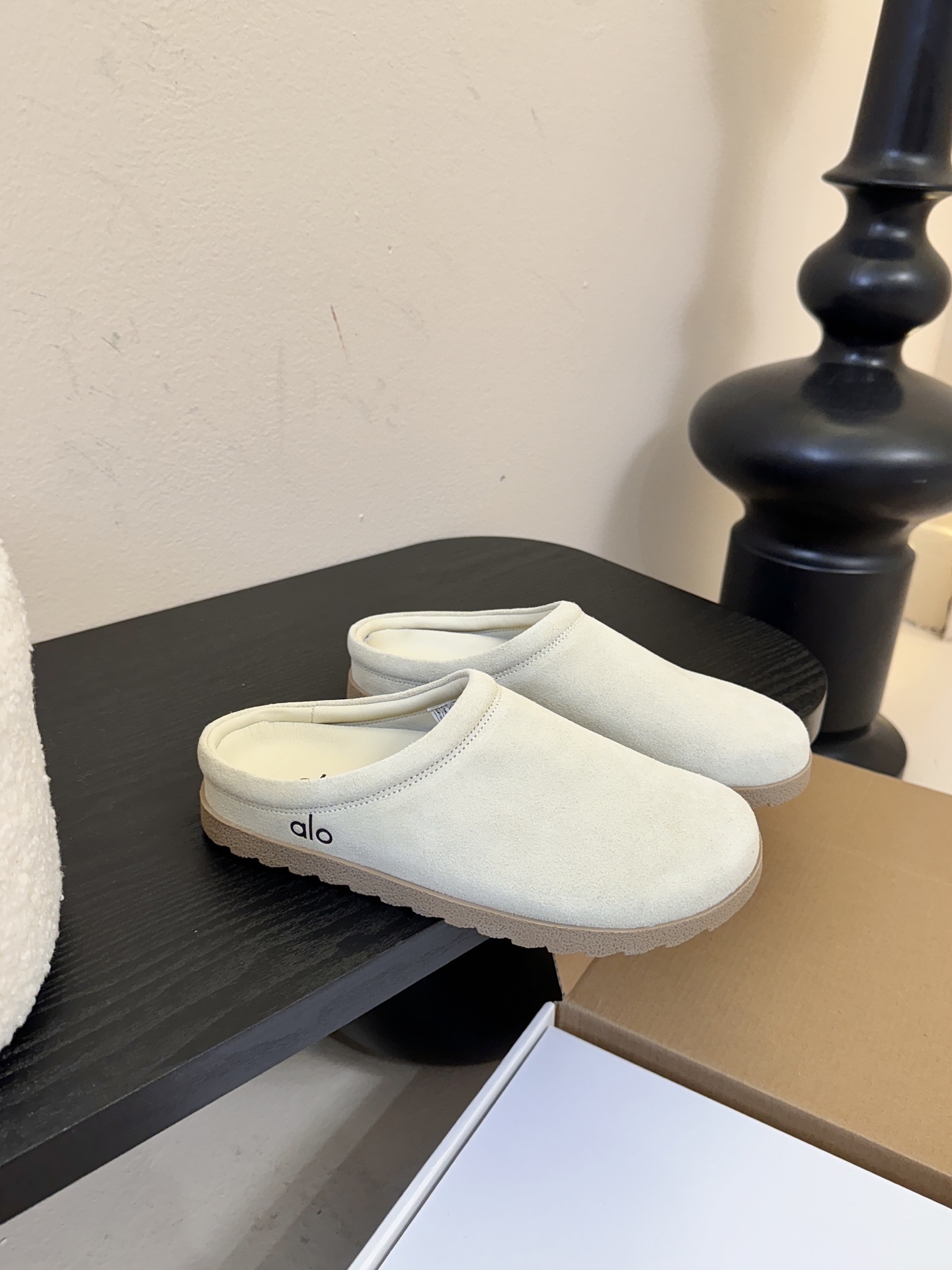 alo25ss 新品休闲单鞋简约即王道 散发随性慵懒感 一脚蹬设计 轻松又自在 时髦精出街 宅家都可 拿