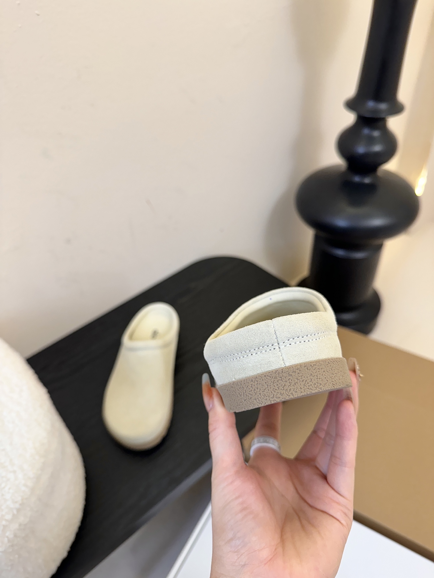 alo25ss 新品休闲单鞋简约即王道 散发随性慵懒感 一脚蹬设计 轻松又自在 时髦精出街 宅家都可 拿