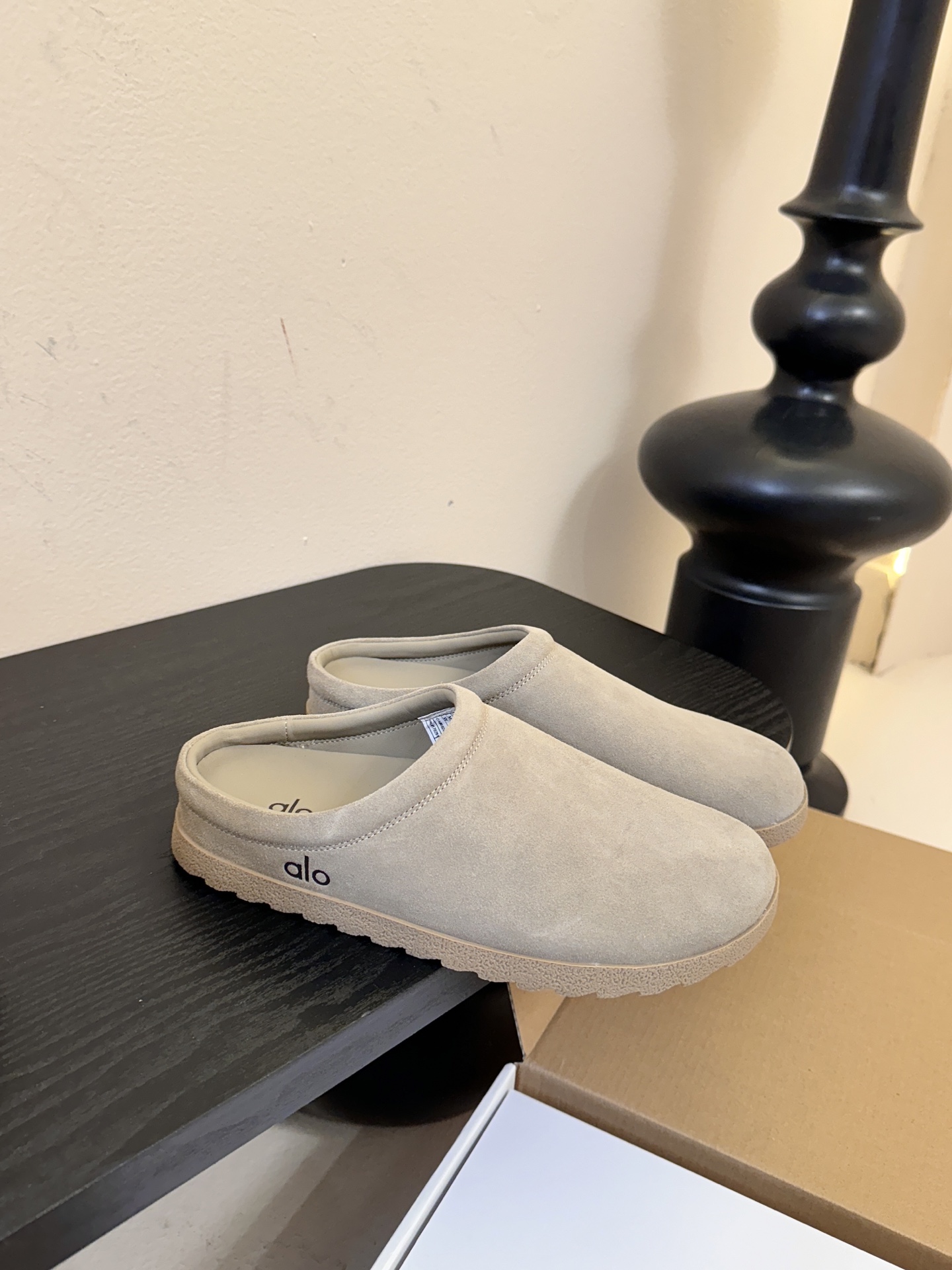 alo25ss 新品休闲单鞋简约即王道 散发随性慵懒感 一脚蹬设计 轻松又自在 时髦精出街 宅家都可 拿