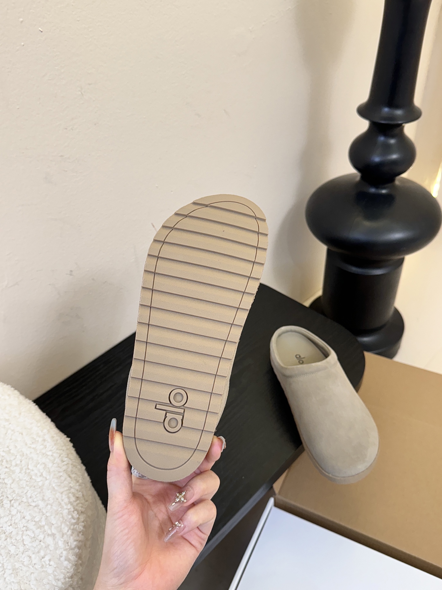 alo25ss 新品休闲单鞋简约即王道 散发随性慵懒感 一脚蹬设计 轻松又自在 时髦精出街 宅家都可 拿