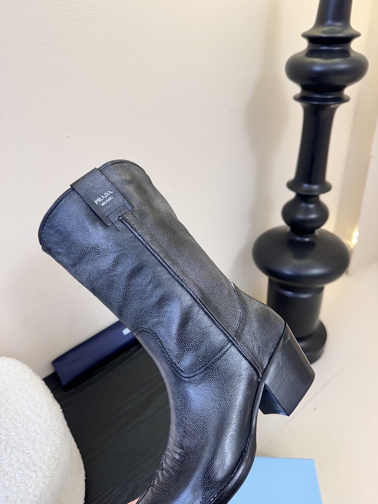 顶级prada fw25 new arrival～p家25秋冬短靴新品黑色牛皮/棕色胎牛绒和秋冬完美契合