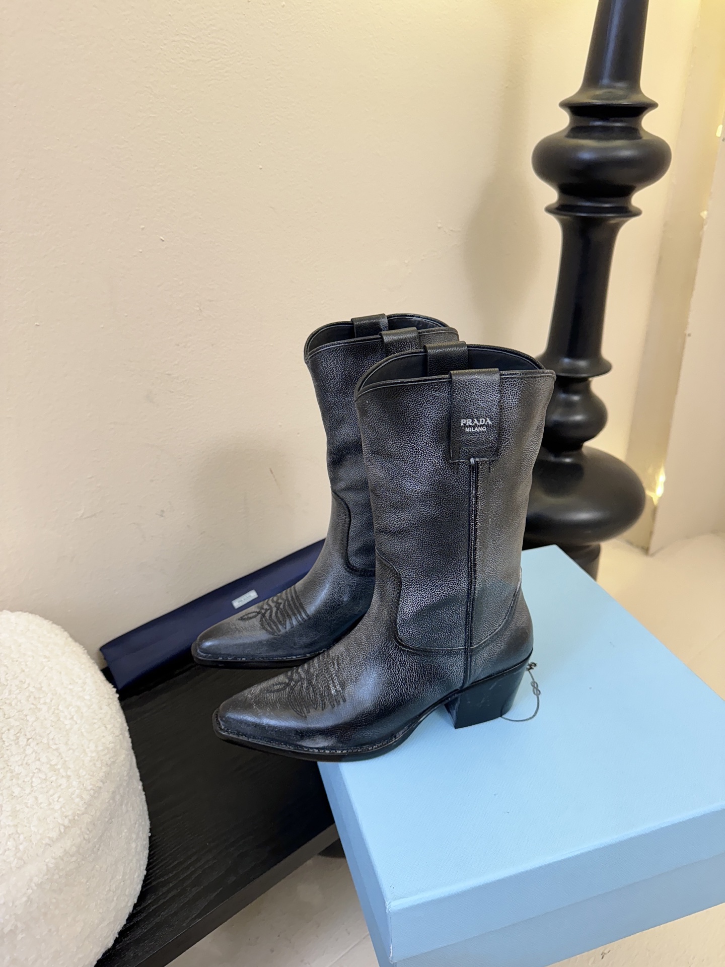 顶级prada fw25 new arrival～p家25秋冬短靴新品黑色牛皮/棕色胎牛绒和秋冬完美契合