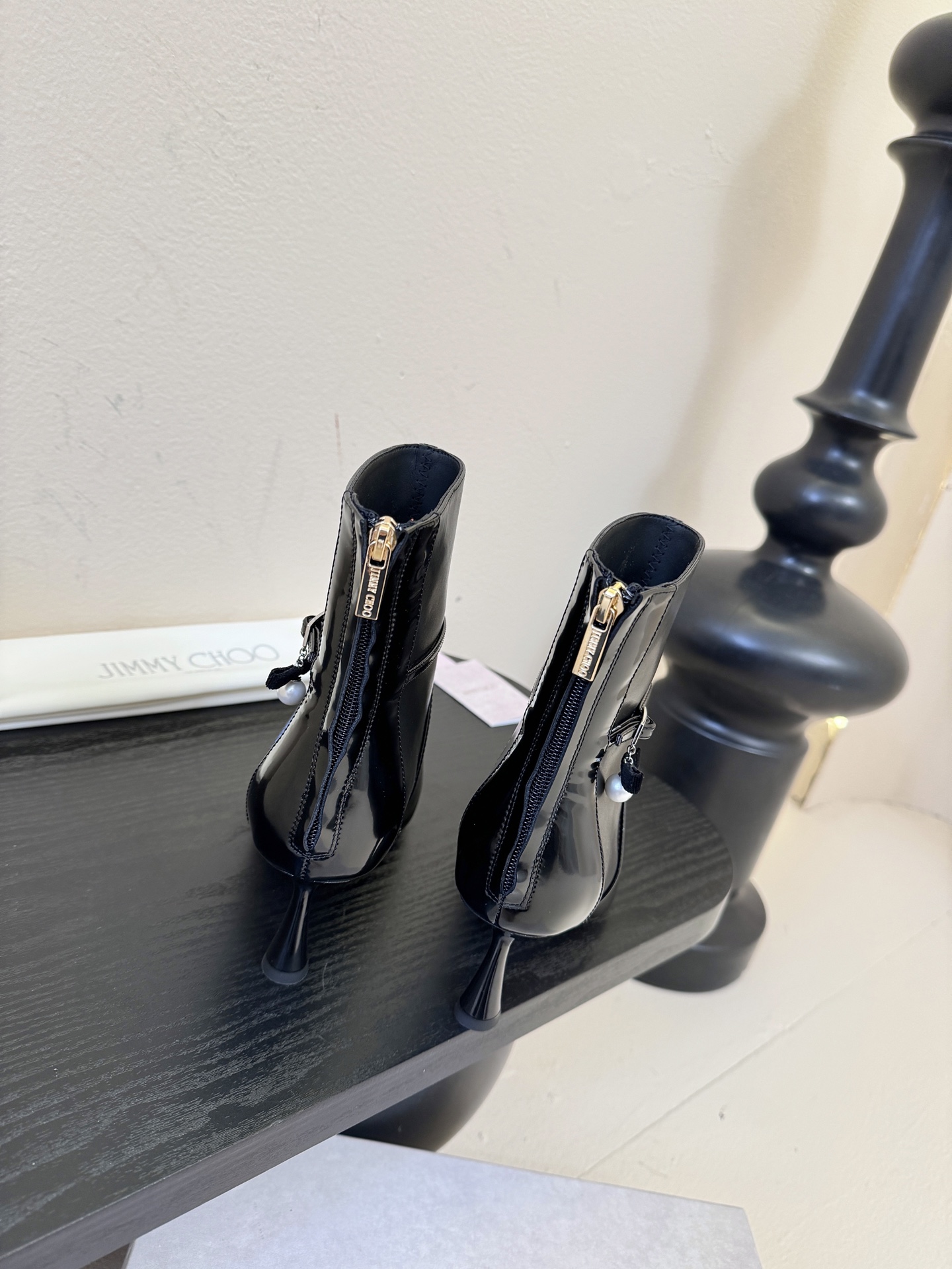 Jimmy Choo| 🤍🤎专柜同步最新尖头短靴新品🆕 鞋面绑带设计特别有个性时尚，脚感舒适凹造型必备经