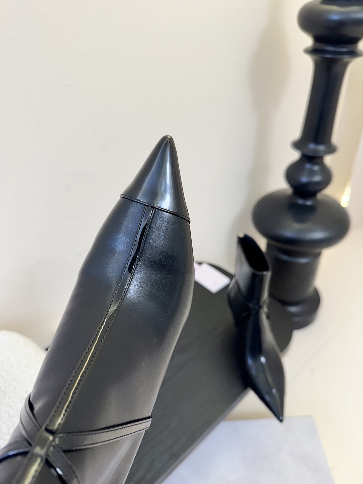 Jimmy Choo| 🤍🤎专柜同步最新尖头短靴新品🆕 鞋面绑带设计特别有个性时尚，脚感舒适凹造型必备经