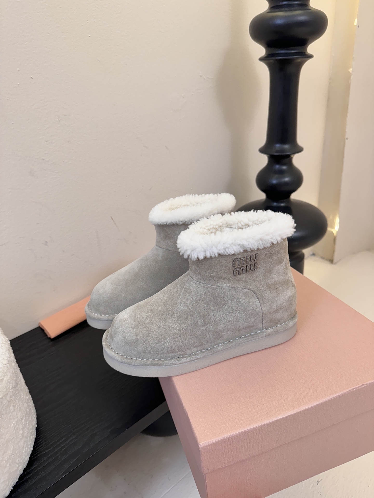 Miu Mi* 25FW deck shoes 雪地靴这是一款雪地靴，有浅米色和深棕色等款式。外观上，鞋