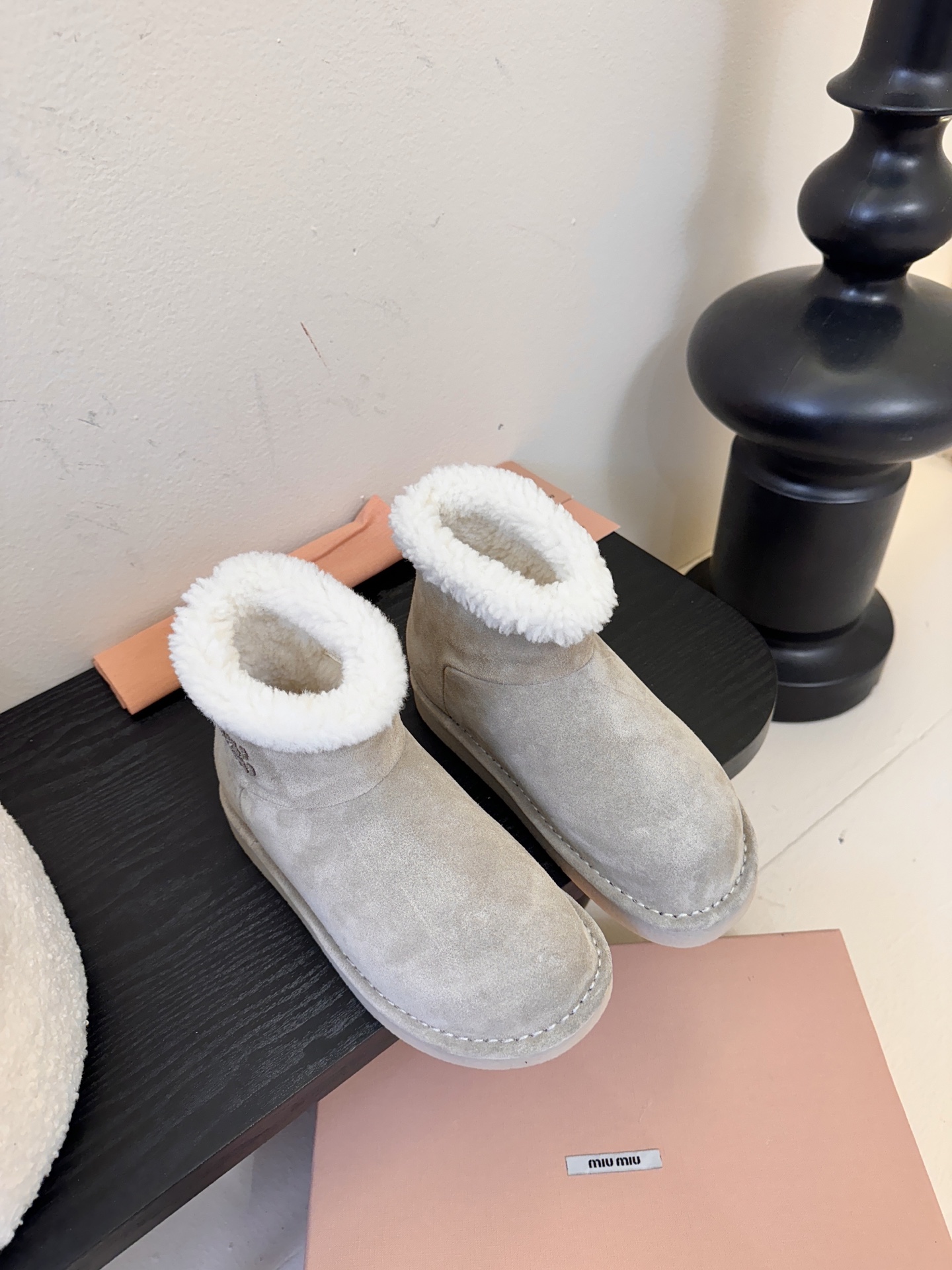 Miu Mi* 25FW deck shoes 雪地靴这是一款雪地靴，有浅米色和深棕色等款式。外观上，鞋