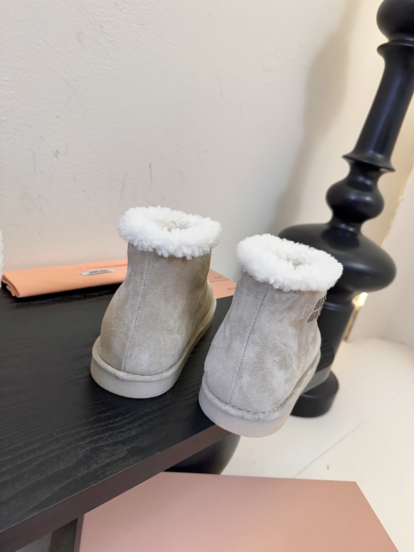 Miu Mi* 25FW deck shoes 雪地靴这是一款雪地靴，有浅米色和深棕色等款式。外观上，鞋