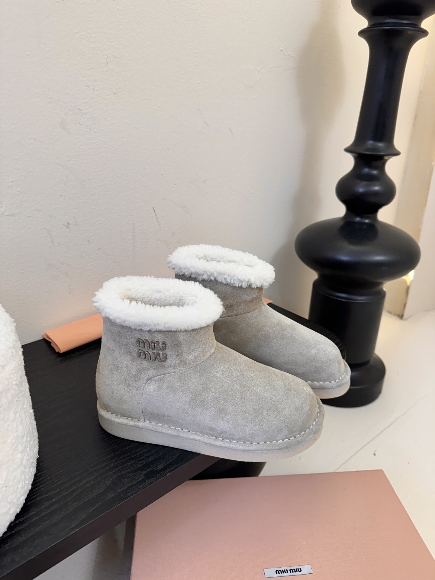 Miu Mi* 25FW deck shoes 雪地靴这是一款雪地靴，有浅米色和深棕色等款式。外观上，鞋