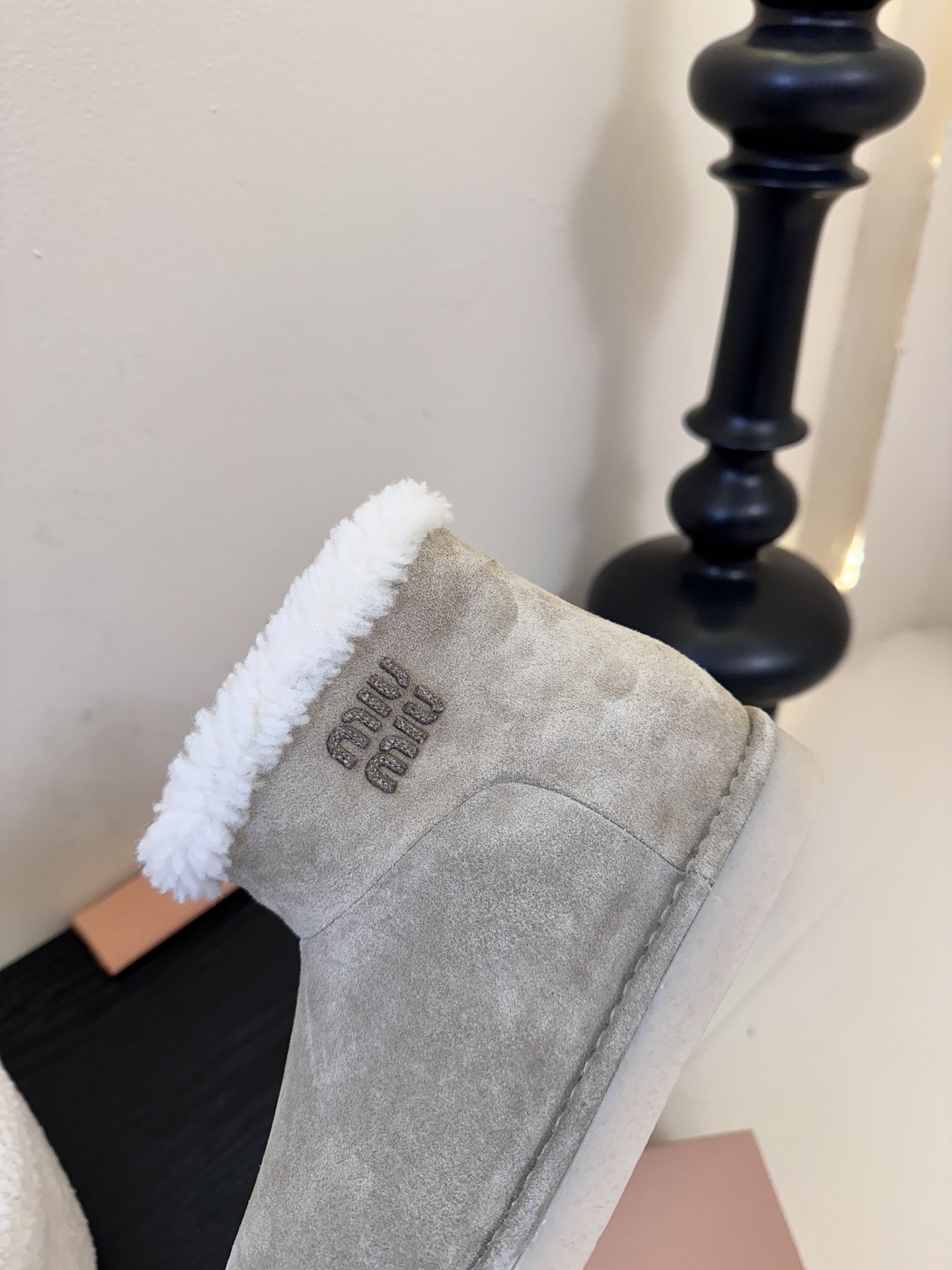 Miu Mi* 25FW deck shoes 雪地靴这是一款雪地靴，有浅米色和深棕色等款式。外观上，鞋