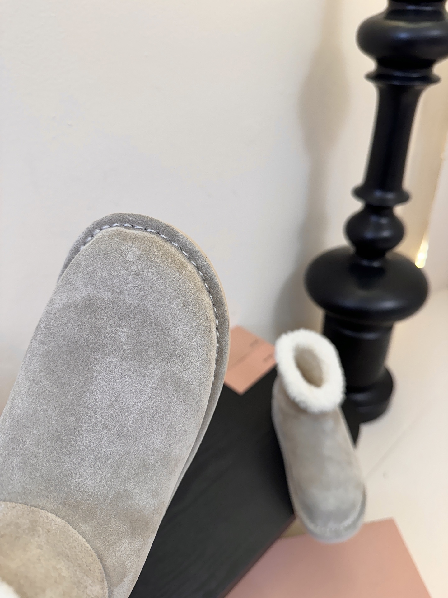 Miu Mi* 25FW deck shoes 雪地靴这是一款雪地靴，有浅米色和深棕色等款式。外观上，鞋