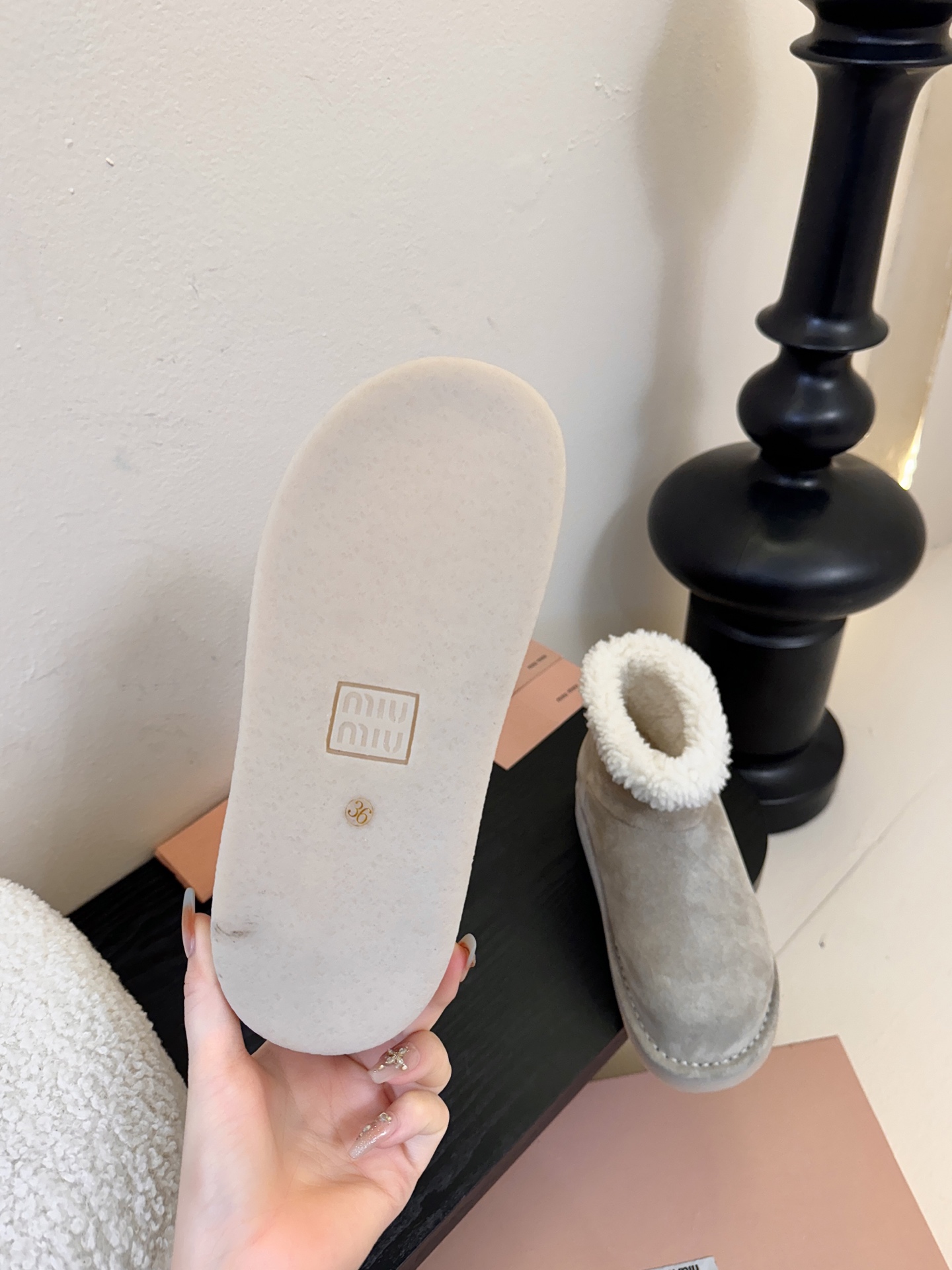 Miu Mi* 25FW deck shoes 雪地靴这是一款雪地靴，有浅米色和深棕色等款式。外观上，鞋