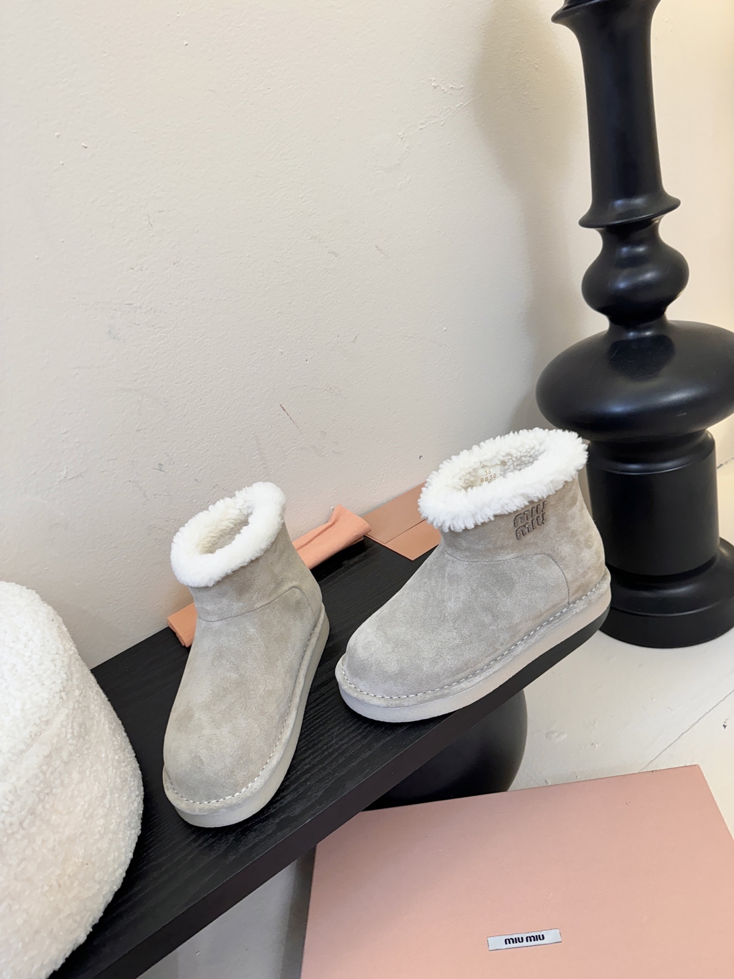 Miu Mi* 25FW deck shoes 雪地靴这是一款雪地靴，有浅米色和深棕色等款式。外观上，鞋