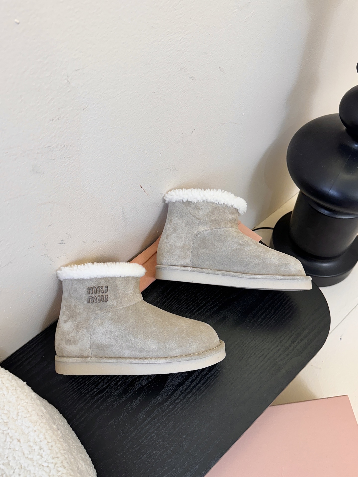 Miu Mi* 25FW deck shoes 雪地靴这是一款雪地靴，有浅米色和深棕色等款式。外观上，鞋