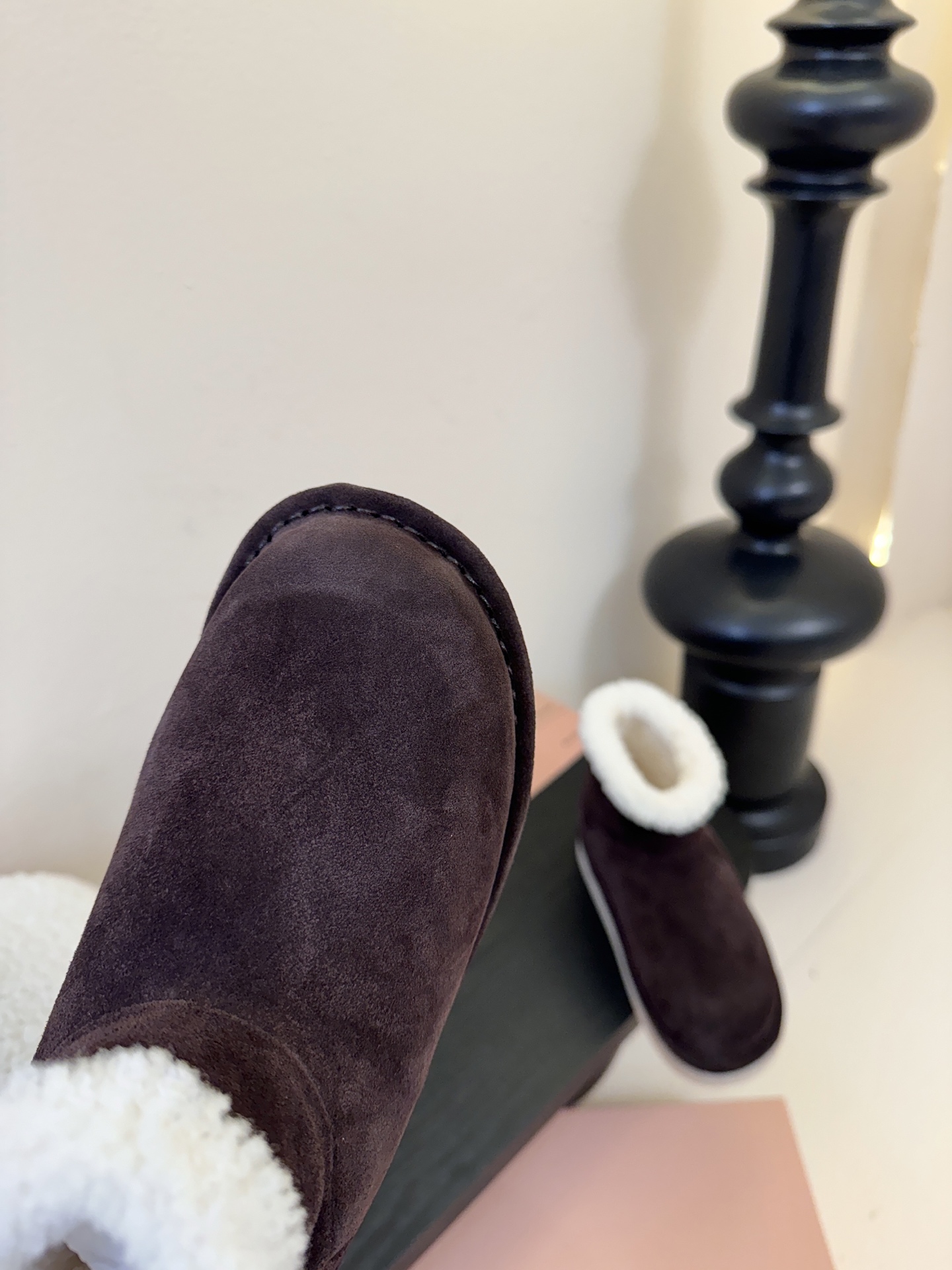 Miu Mi* 25FW deck shoes 雪地靴这是一款雪地靴，有浅米色和深棕色等款式。外观上，鞋