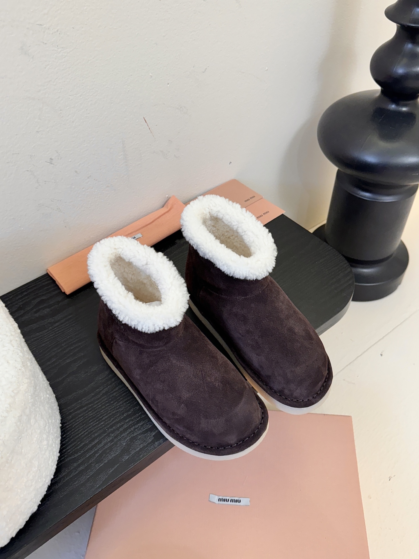 Miu Mi* 25FW deck shoes 雪地靴这是一款雪地靴，有浅米色和深棕色等款式。外观上，鞋