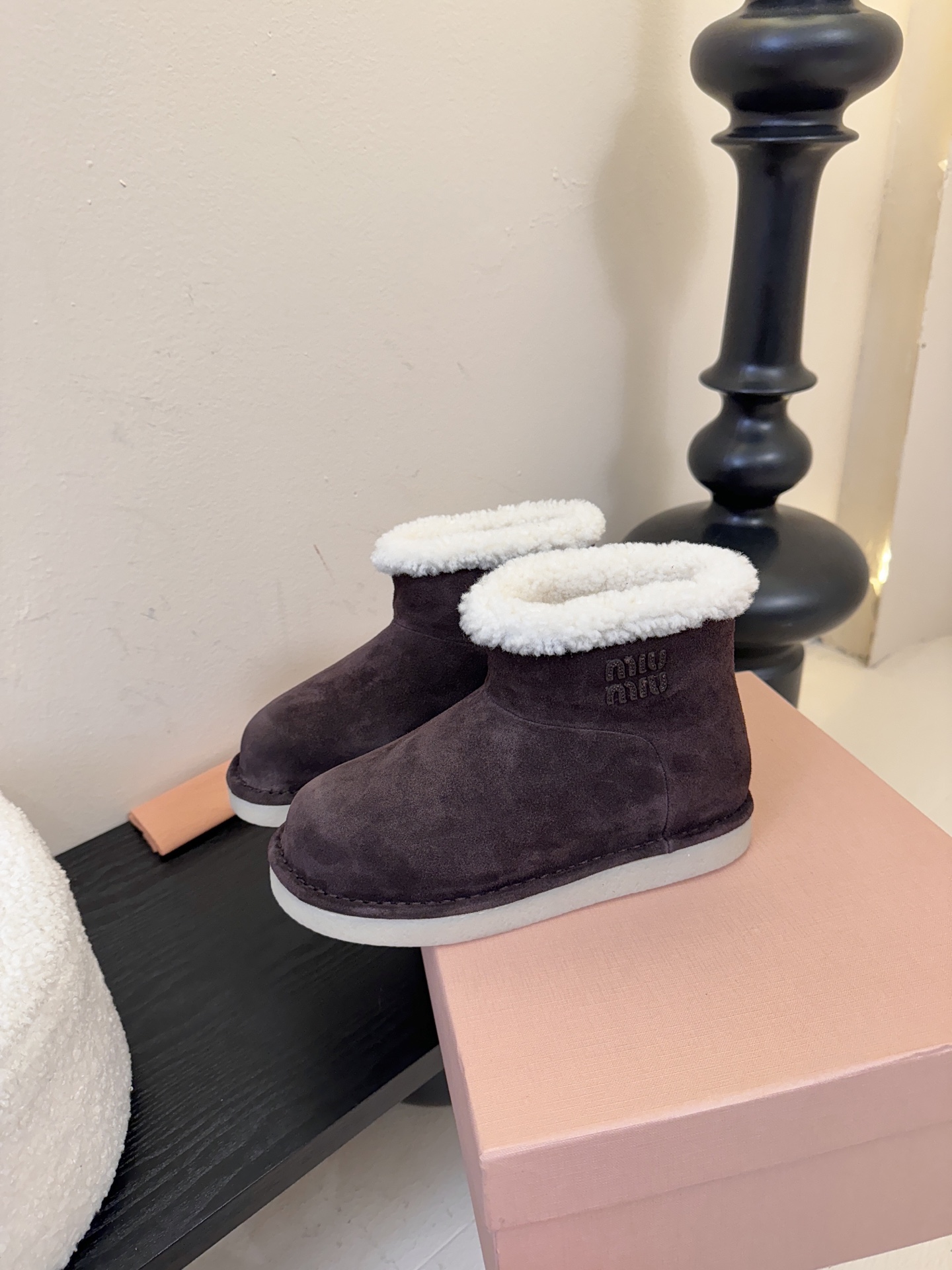 Miu Mi* 25FW deck shoes 雪地靴这是一款雪地靴，有浅米色和深棕色等款式。外观上，鞋