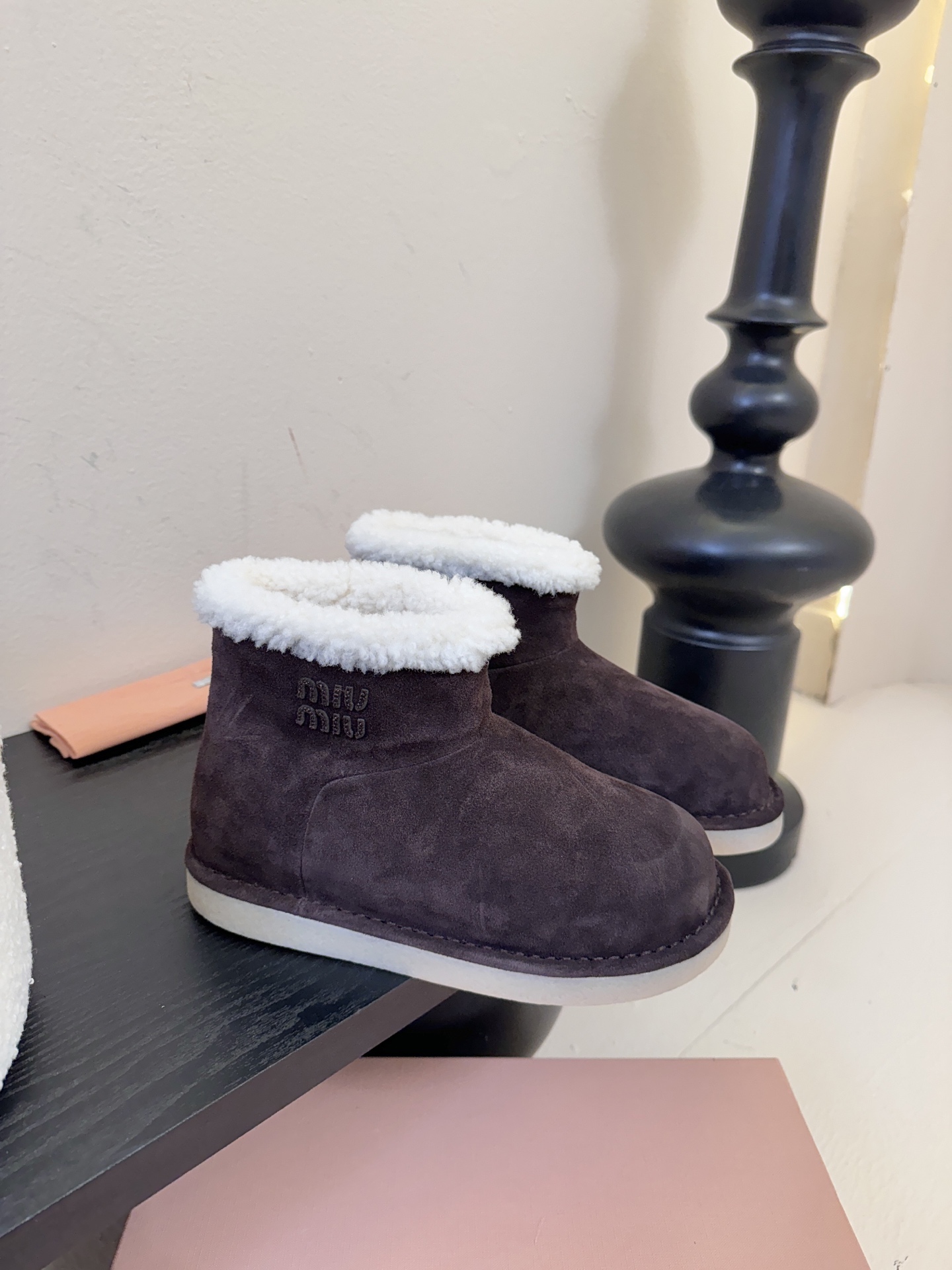 Miu Mi* 25FW deck shoes 雪地靴这是一款雪地靴，有浅米色和深棕色等款式。外观上，鞋
