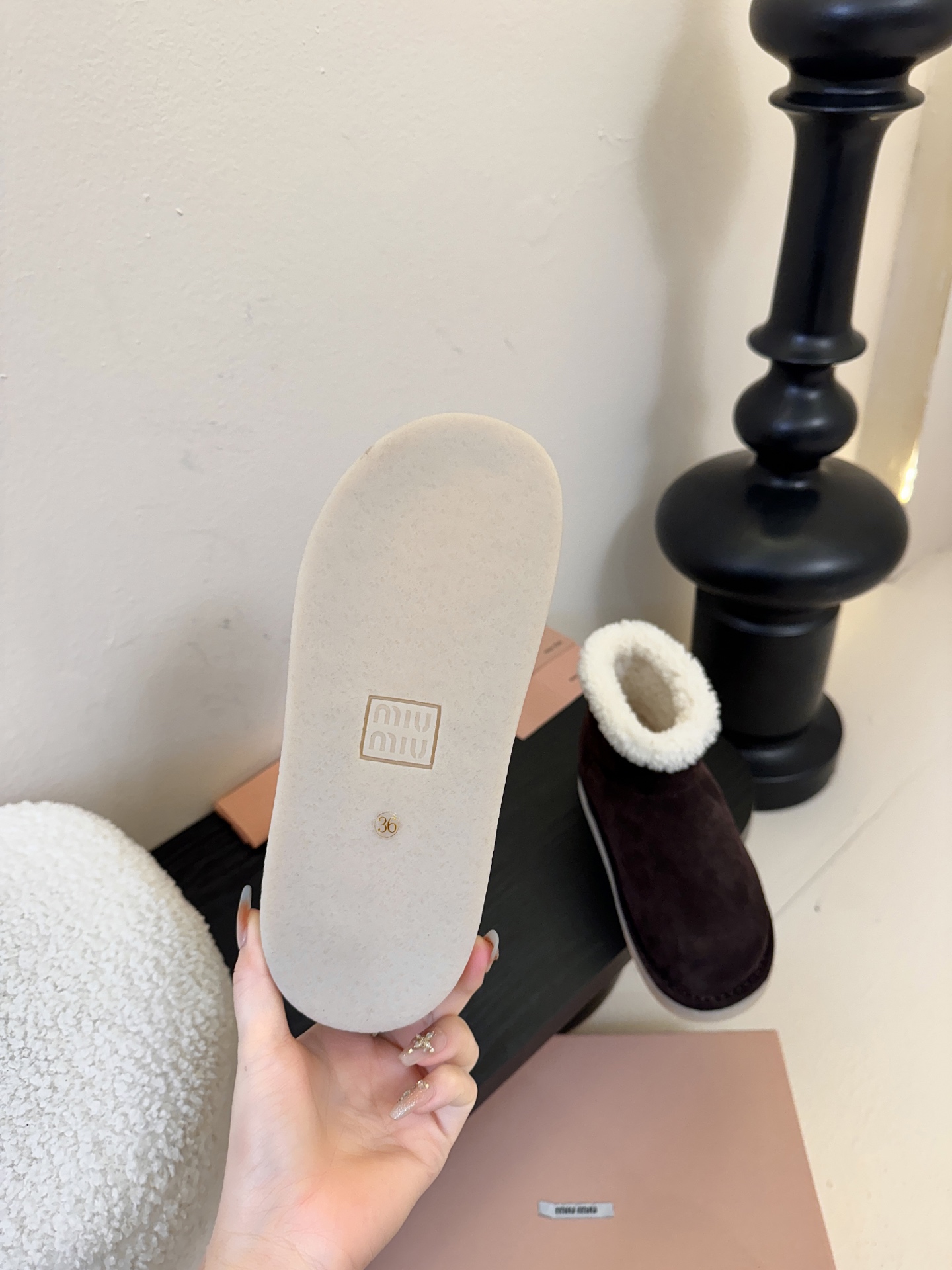 Miu Mi* 25FW deck shoes 雪地靴这是一款雪地靴，有浅米色和深棕色等款式。外观上，鞋
