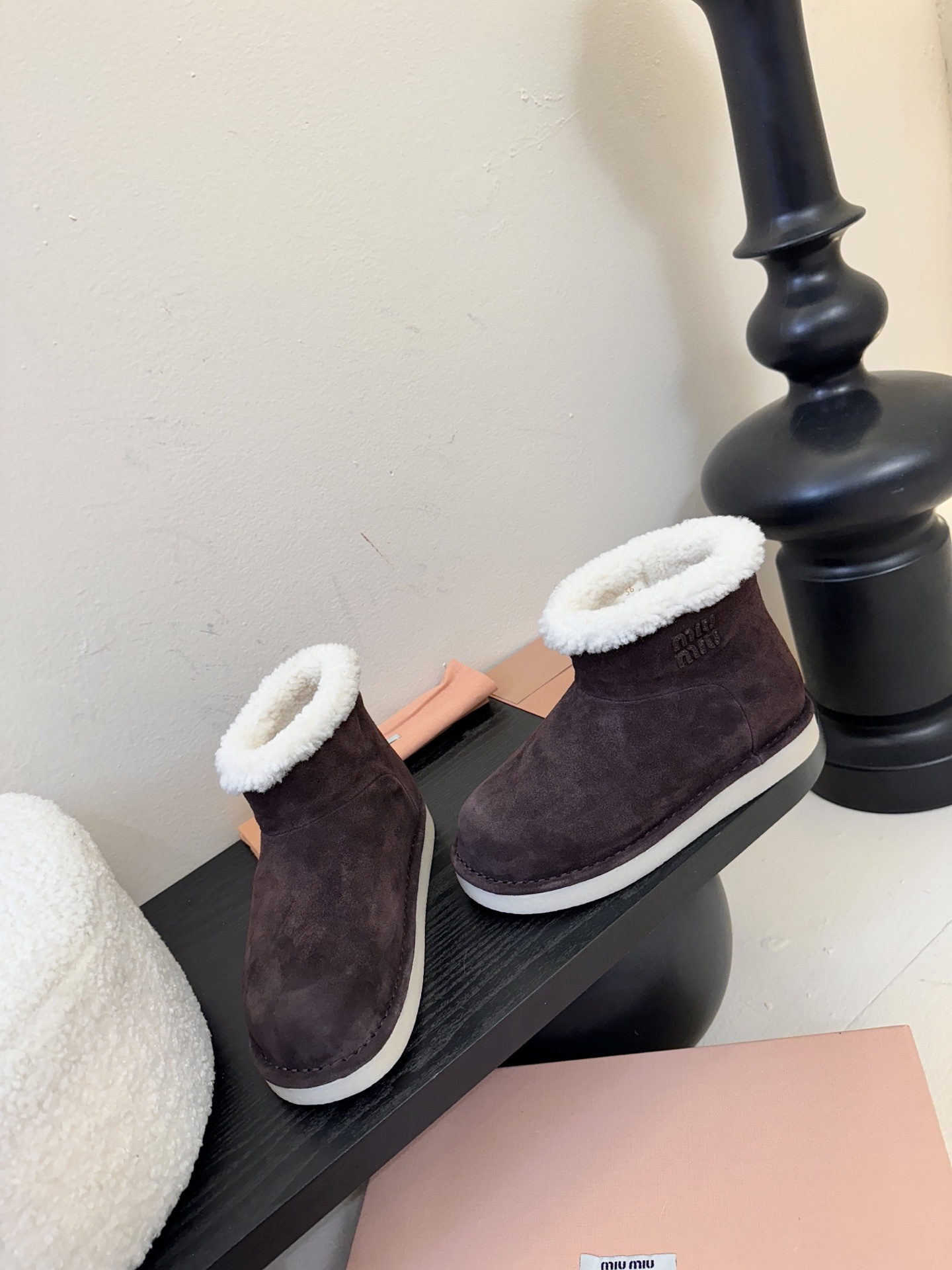 Miu Mi* 25FW deck shoes 雪地靴这是一款雪地靴，有浅米色和深棕色等款式。外观上，鞋