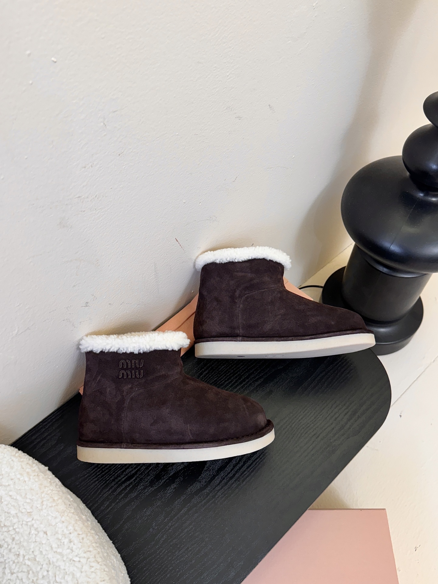 Miu Mi* 25FW deck shoes 雪地靴这是一款雪地靴，有浅米色和深棕色等款式。外观上，鞋