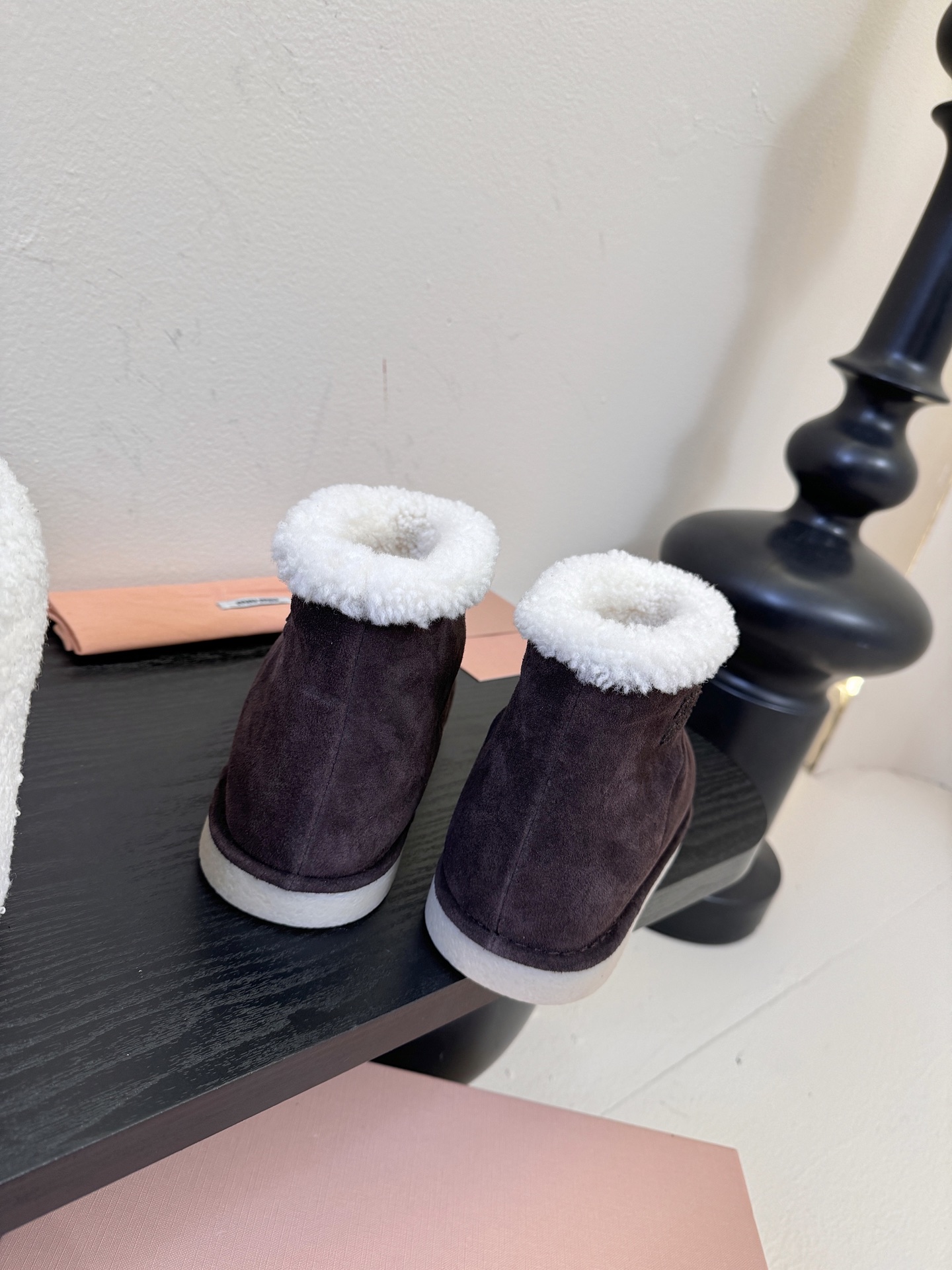 Miu Mi* 25FW deck shoes 雪地靴这是一款雪地靴，有浅米色和深棕色等款式。外观上，鞋