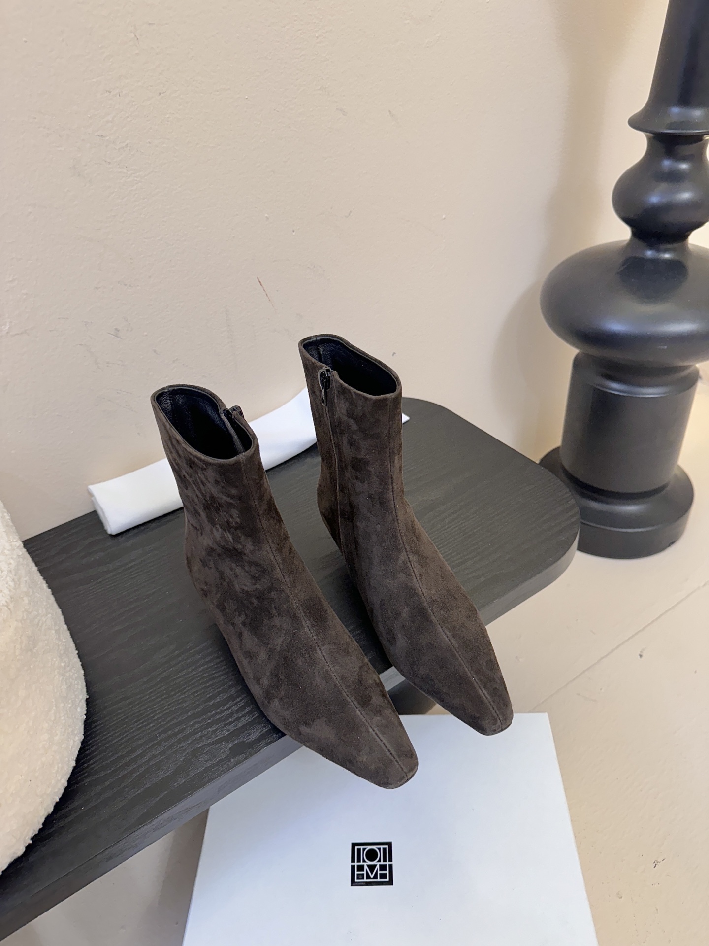 Toteme 25ss 猫跟小短靴Toteme 的显著审美观为“雅致休闲奢华”，该服装产品线属于瑞典夫妇