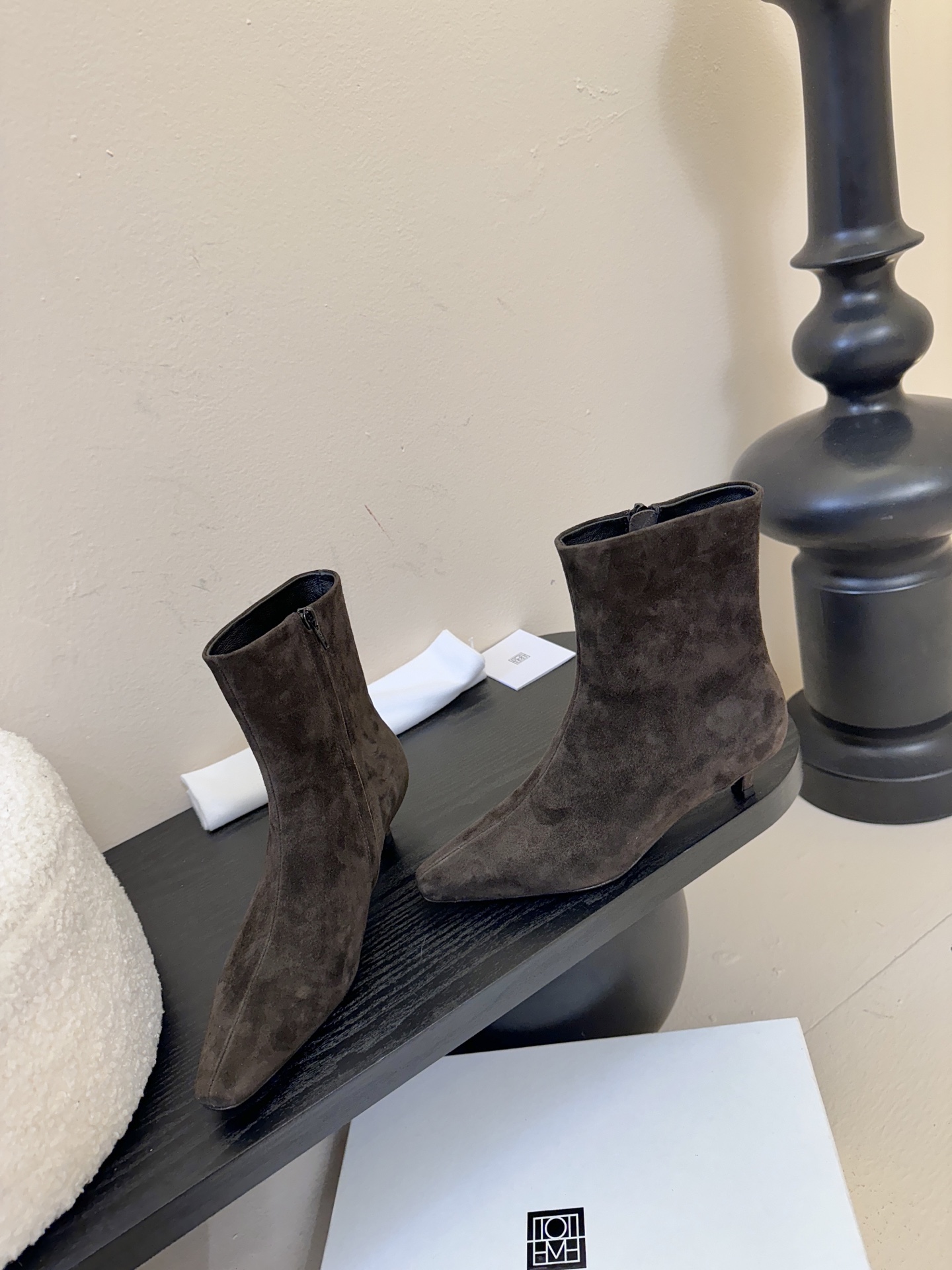 Toteme 25ss 猫跟小短靴Toteme 的显著审美观为“雅致休闲奢华”，该服装产品线属于瑞典夫妇