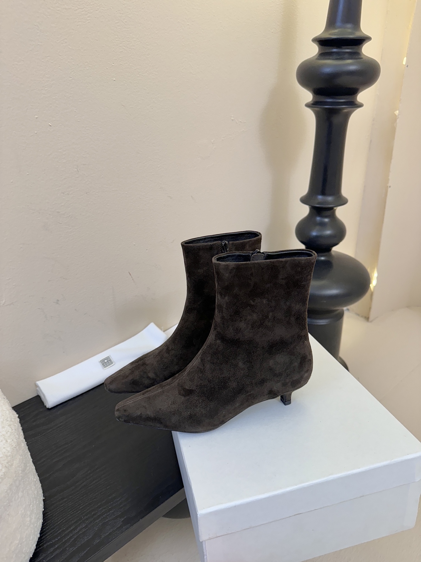 Toteme 25ss 猫跟小短靴Toteme 的显著审美观为“雅致休闲奢华”，该服装产品线属于瑞典夫妇