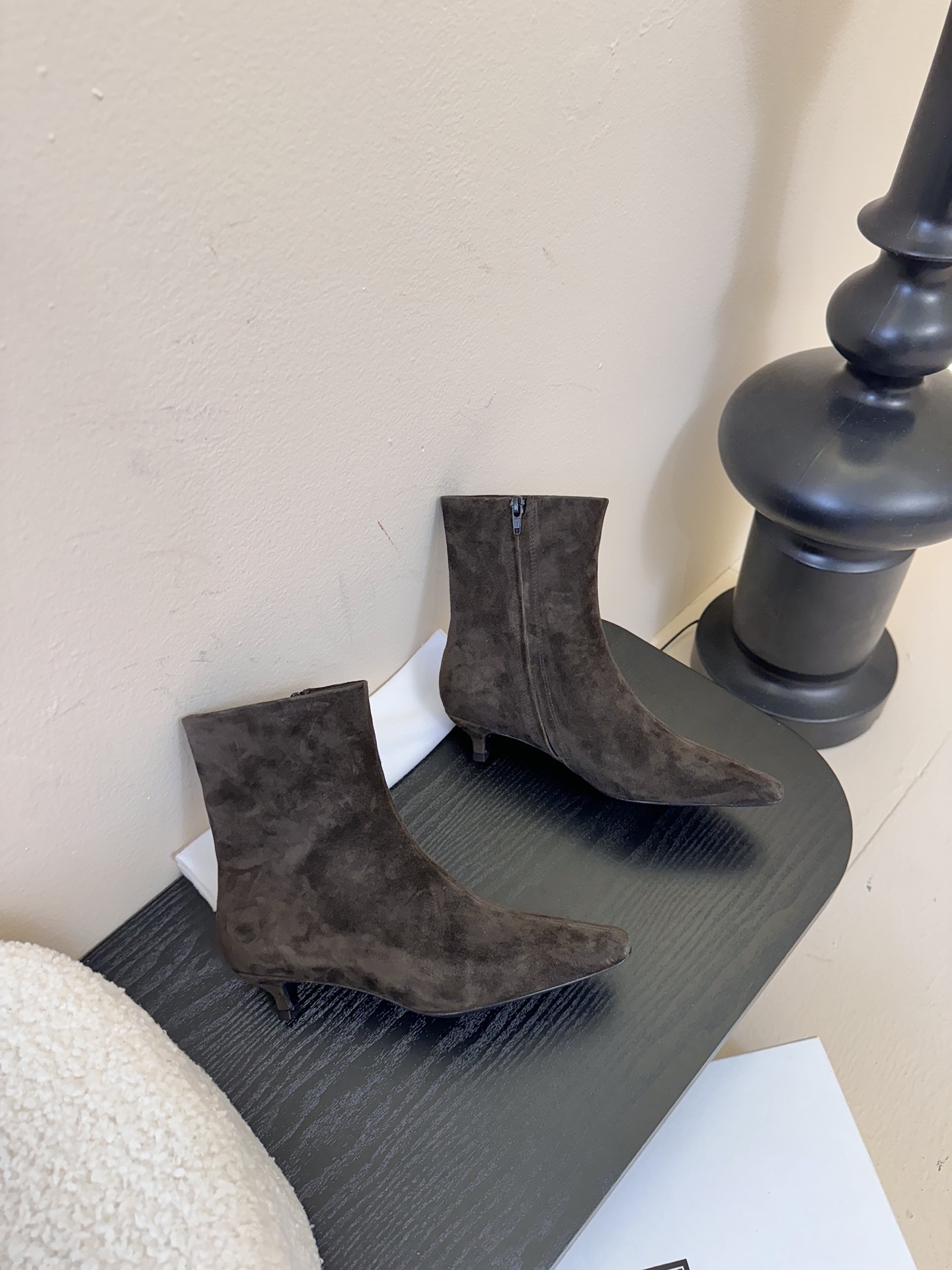 Toteme 25ss 猫跟小短靴Toteme 的显著审美观为“雅致休闲奢华”，该服装产品线属于瑞典夫妇