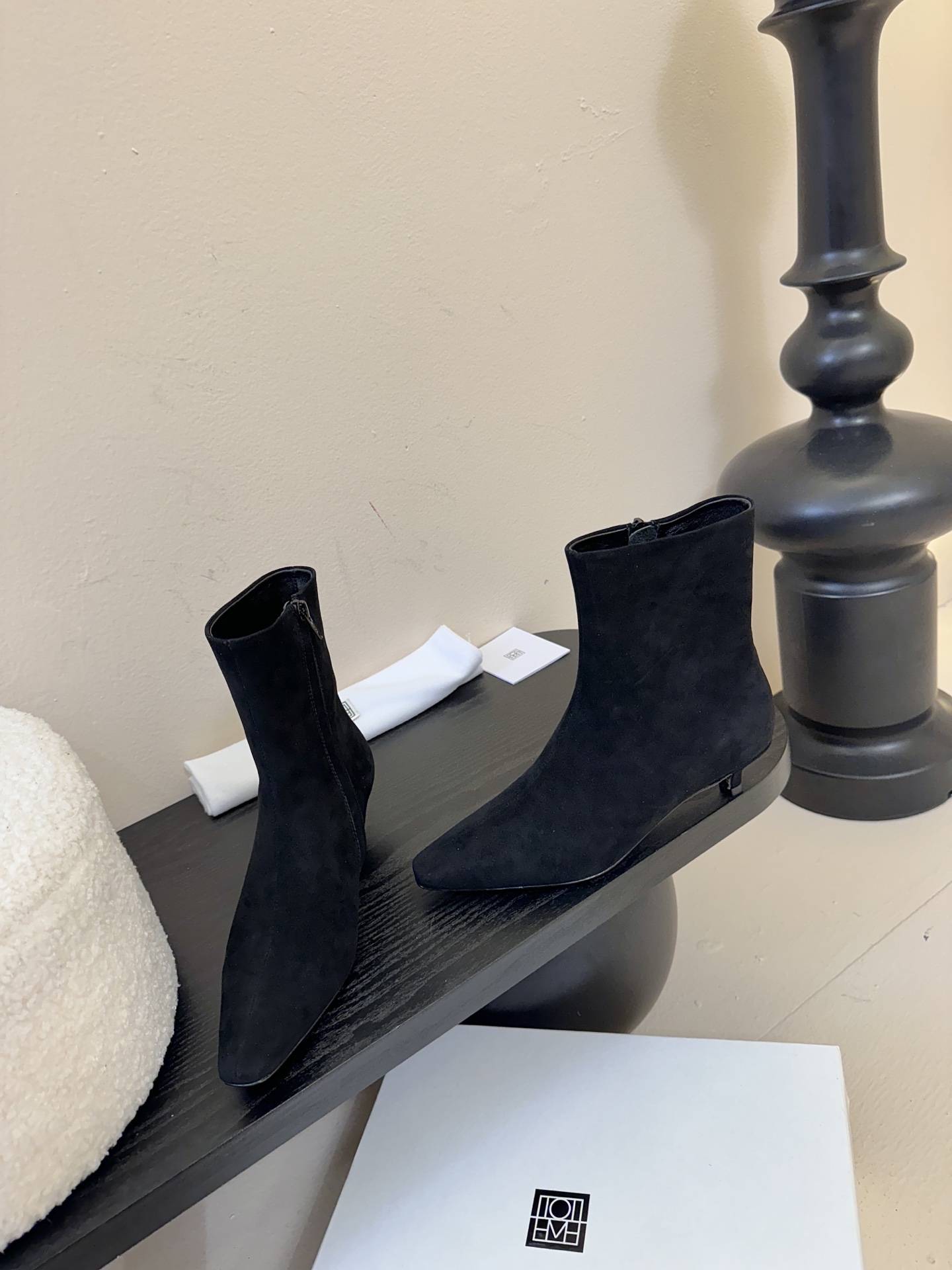Toteme 25ss 猫跟小短靴Toteme 的显著审美观为“雅致休闲奢华”，该服装产品线属于瑞典夫妇