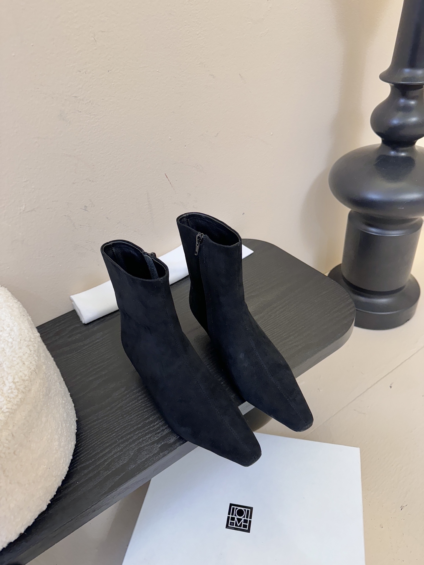 Toteme 25ss 猫跟小短靴Toteme 的显著审美观为“雅致休闲奢华”，该服装产品线属于瑞典夫妇