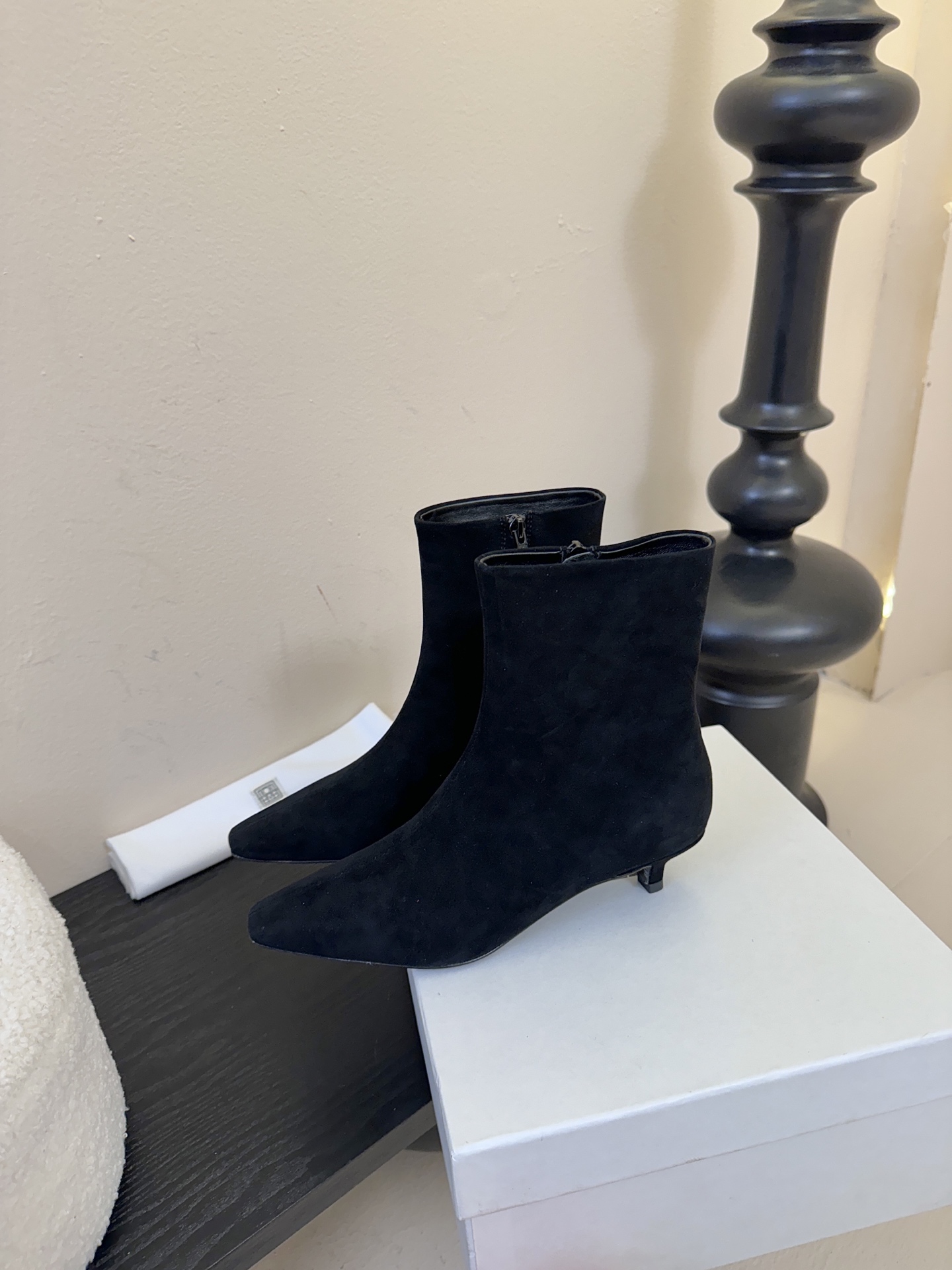 Toteme 25ss 猫跟小短靴Toteme 的显著审美观为“雅致休闲奢华”，该服装产品线属于瑞典夫妇