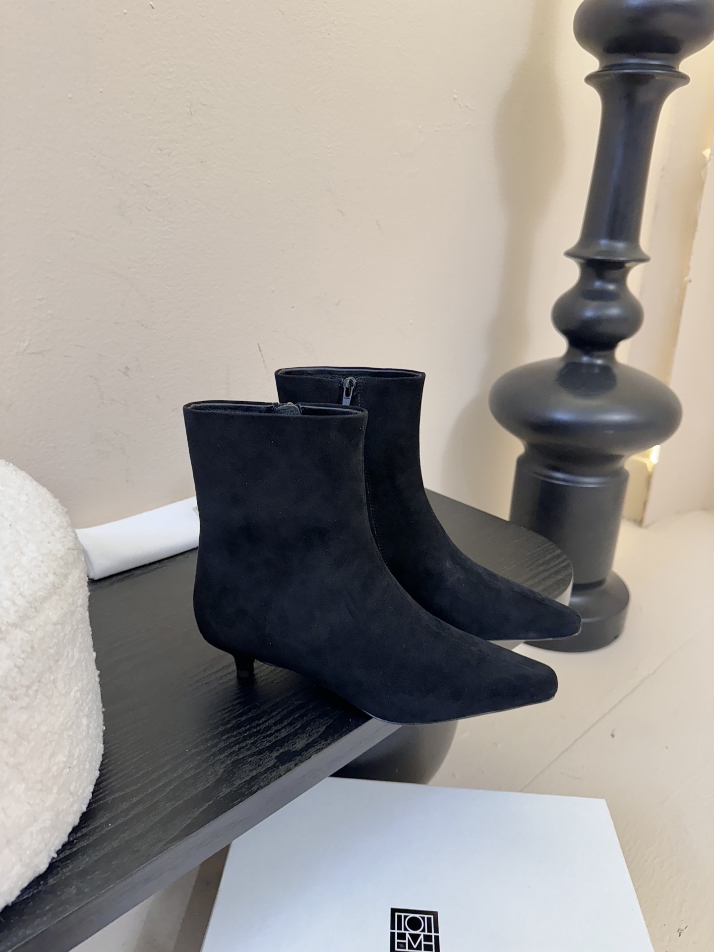 Toteme 25ss 猫跟小短靴Toteme 的显著审美观为“雅致休闲奢华”，该服装产品线属于瑞典夫妇
