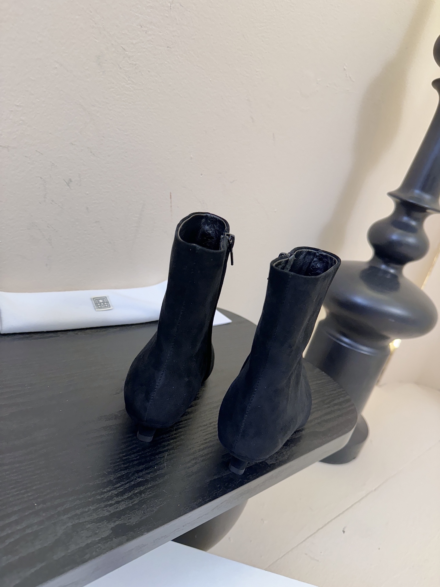 Toteme 25ss 猫跟小短靴Toteme 的显著审美观为“雅致休闲奢华”，该服装产品线属于瑞典夫妇