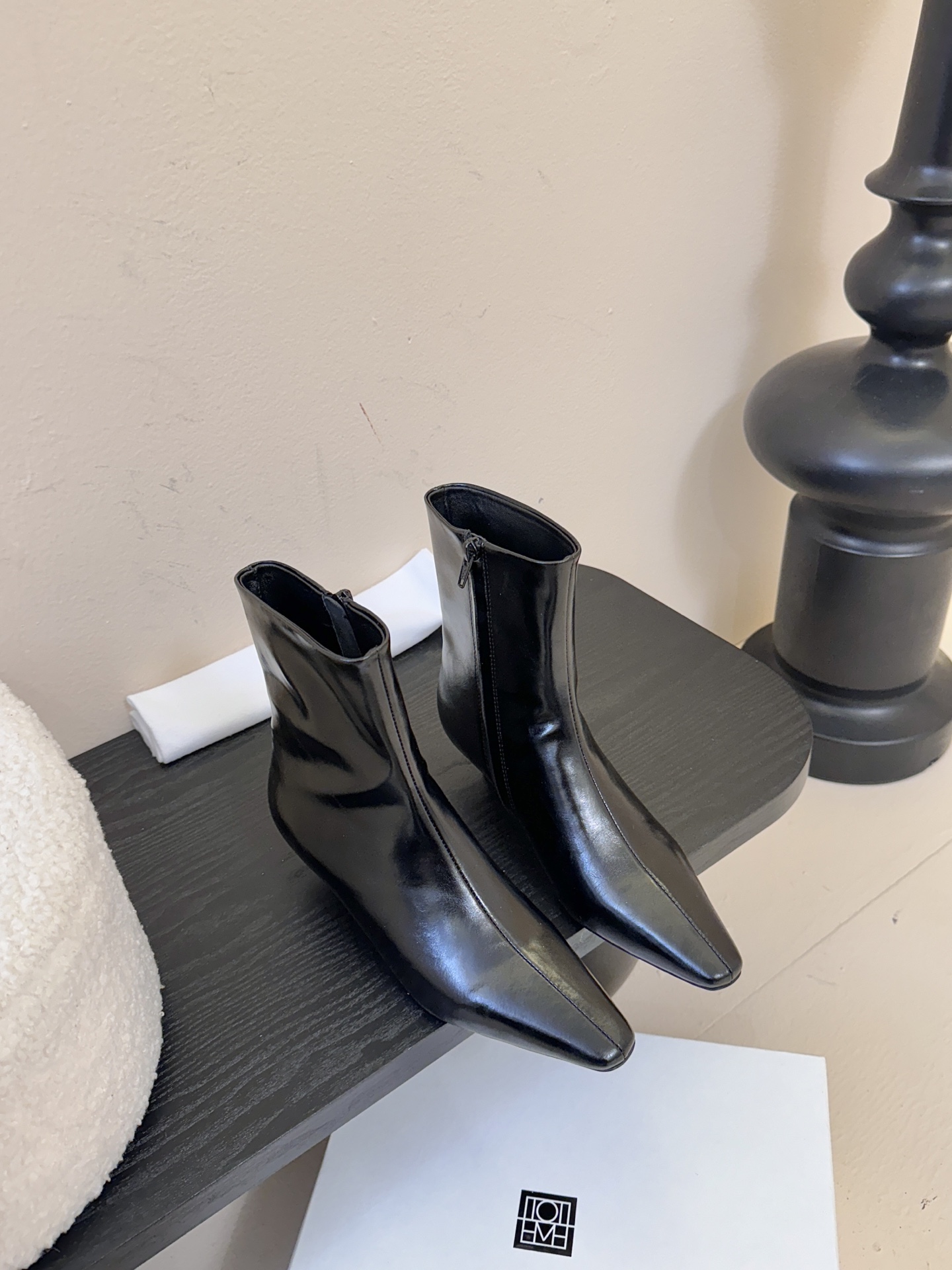 Toteme 25ss 猫跟小短靴Toteme 的显著审美观为“雅致休闲奢华”，该服装产品线属于瑞典夫妇