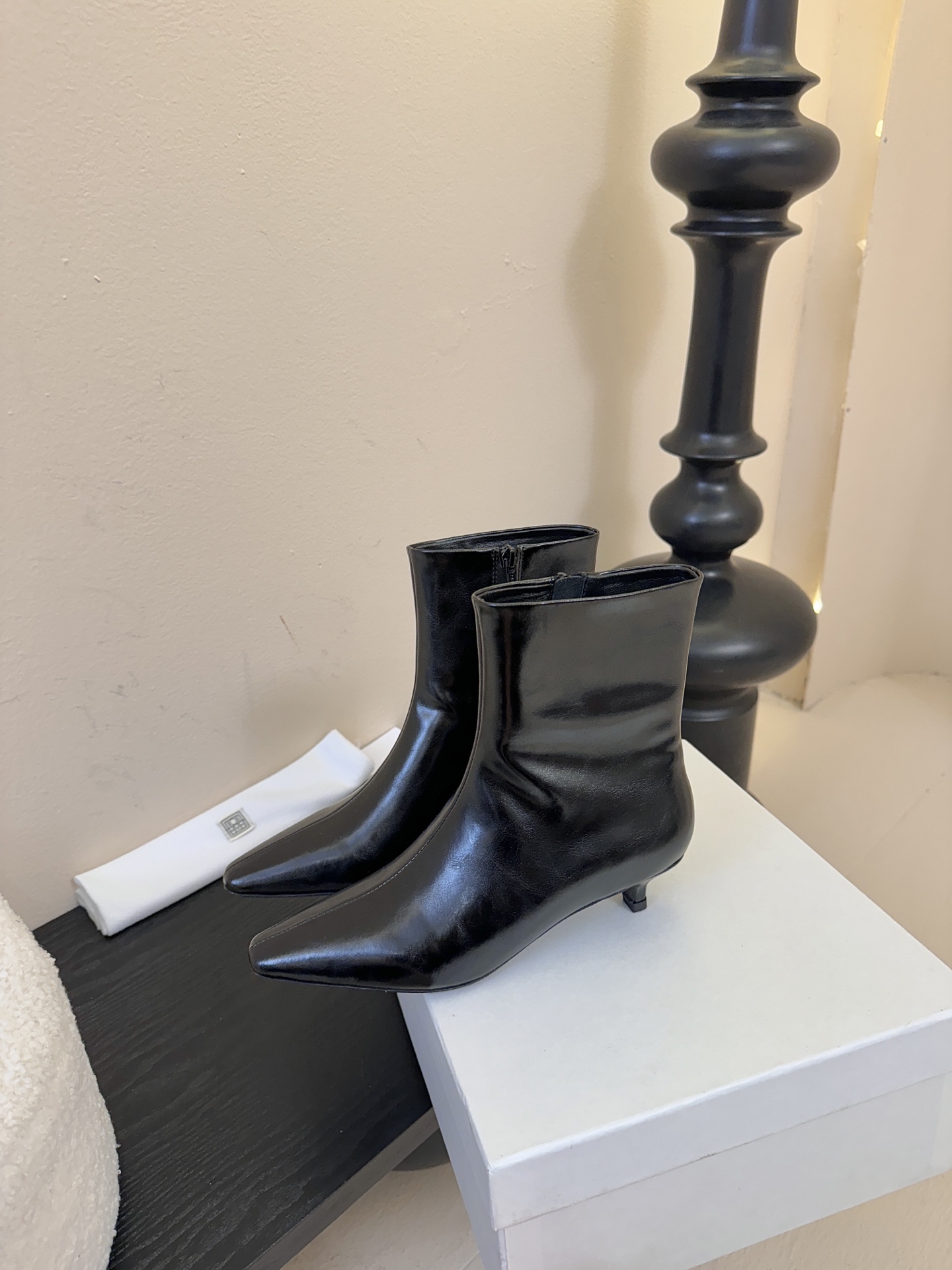 Toteme 25ss 猫跟小短靴Toteme 的显著审美观为“雅致休闲奢华”，该服装产品线属于瑞典夫妇