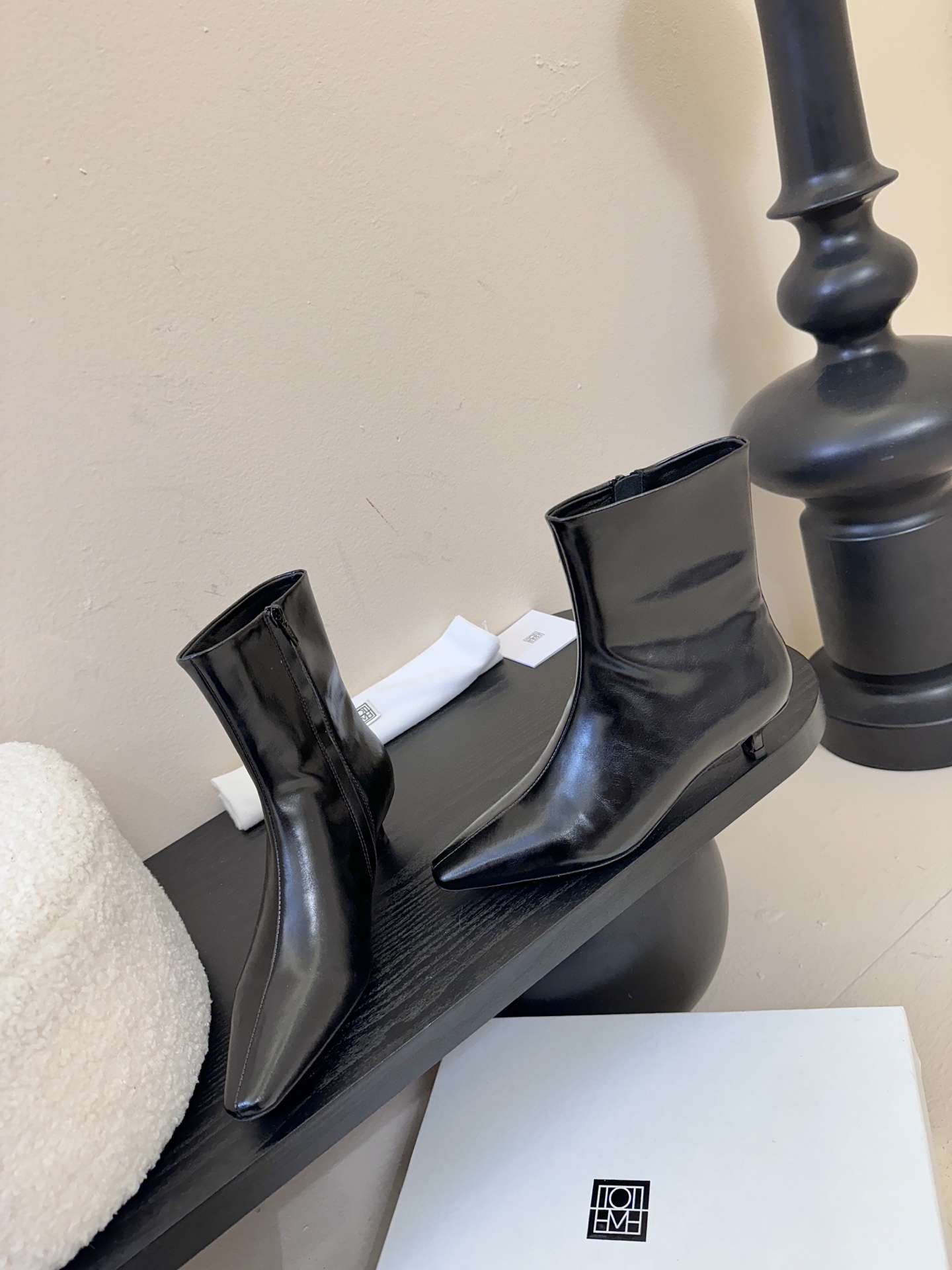 Toteme 25ss 猫跟小短靴Toteme 的显著审美观为“雅致休闲奢华”，该服装产品线属于瑞典夫妇