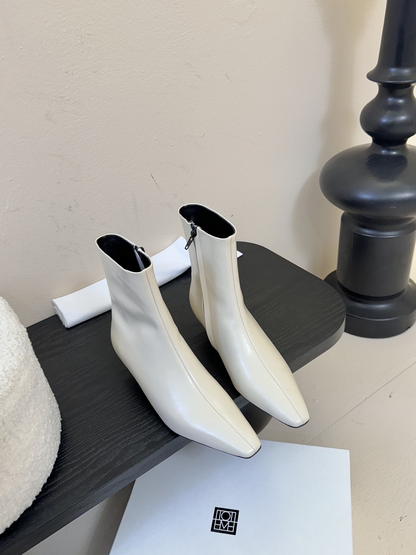 Toteme 25ss 猫跟小短靴Toteme 的显著审美观为“雅致休闲奢华”，该服装产品线属于瑞典夫妇