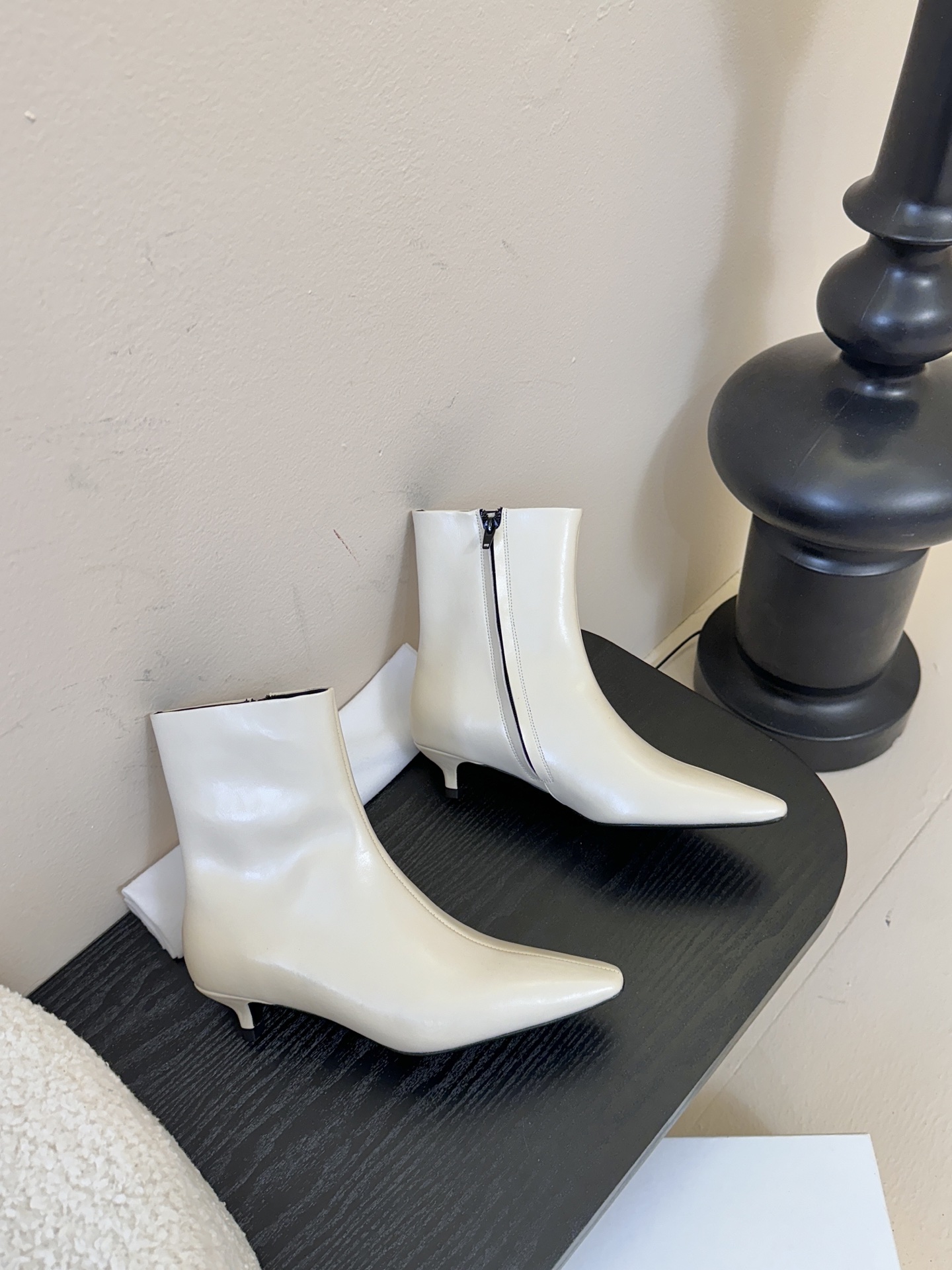 Toteme 25ss 猫跟小短靴Toteme 的显著审美观为“雅致休闲奢华”，该服装产品线属于瑞典夫妇