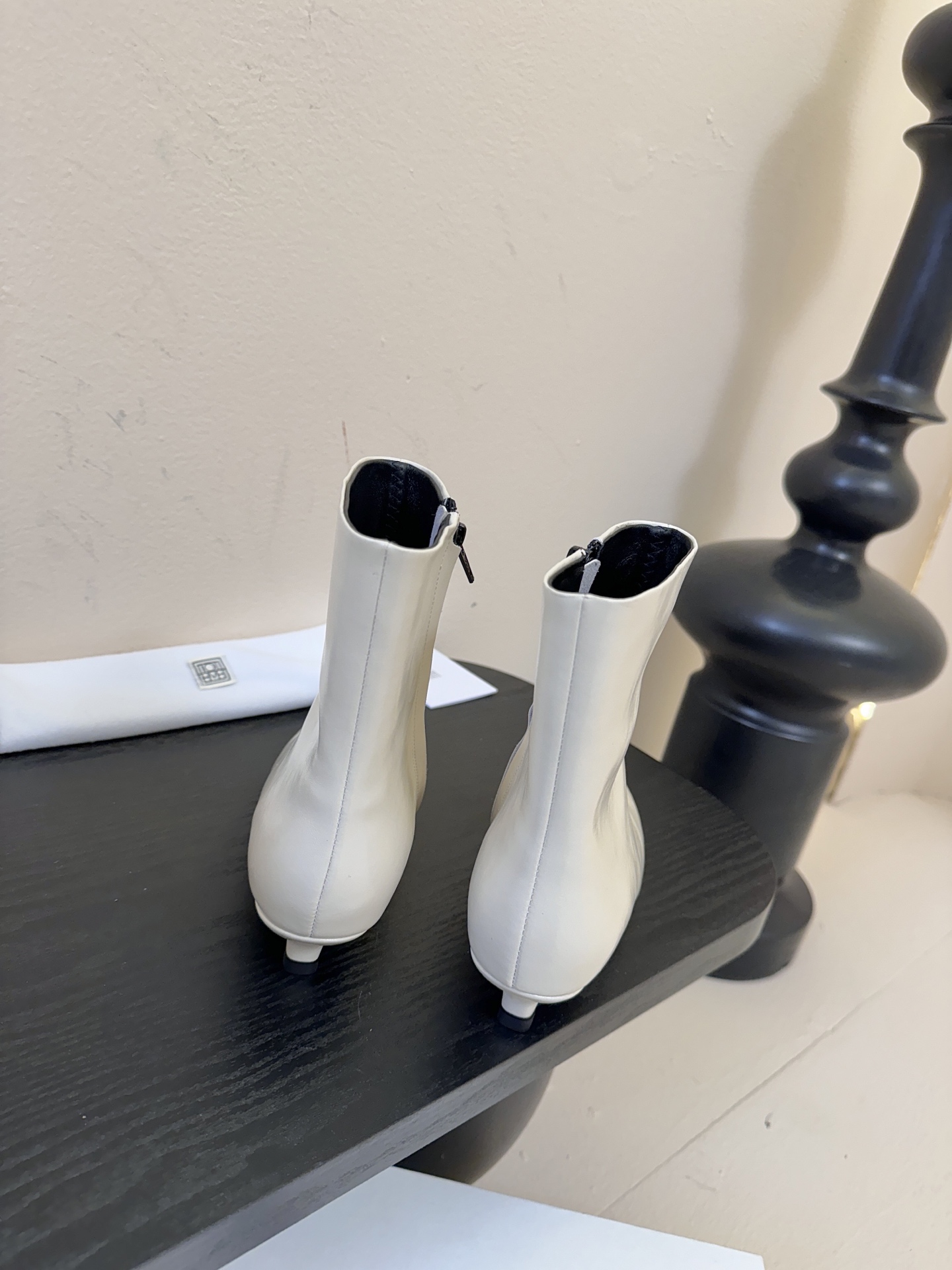 Toteme 25ss 猫跟小短靴Toteme 的显著审美观为“雅致休闲奢华”，该服装产品线属于瑞典夫妇