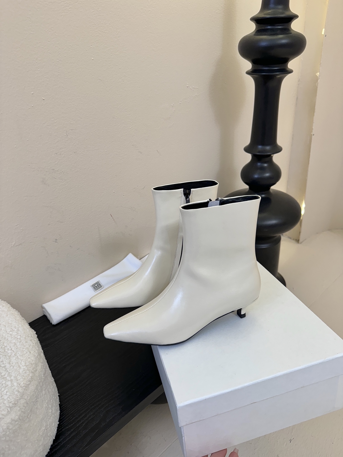 Toteme 25ss 猫跟小短靴Toteme 的显著审美观为“雅致休闲奢华”，该服装产品线属于瑞典夫妇