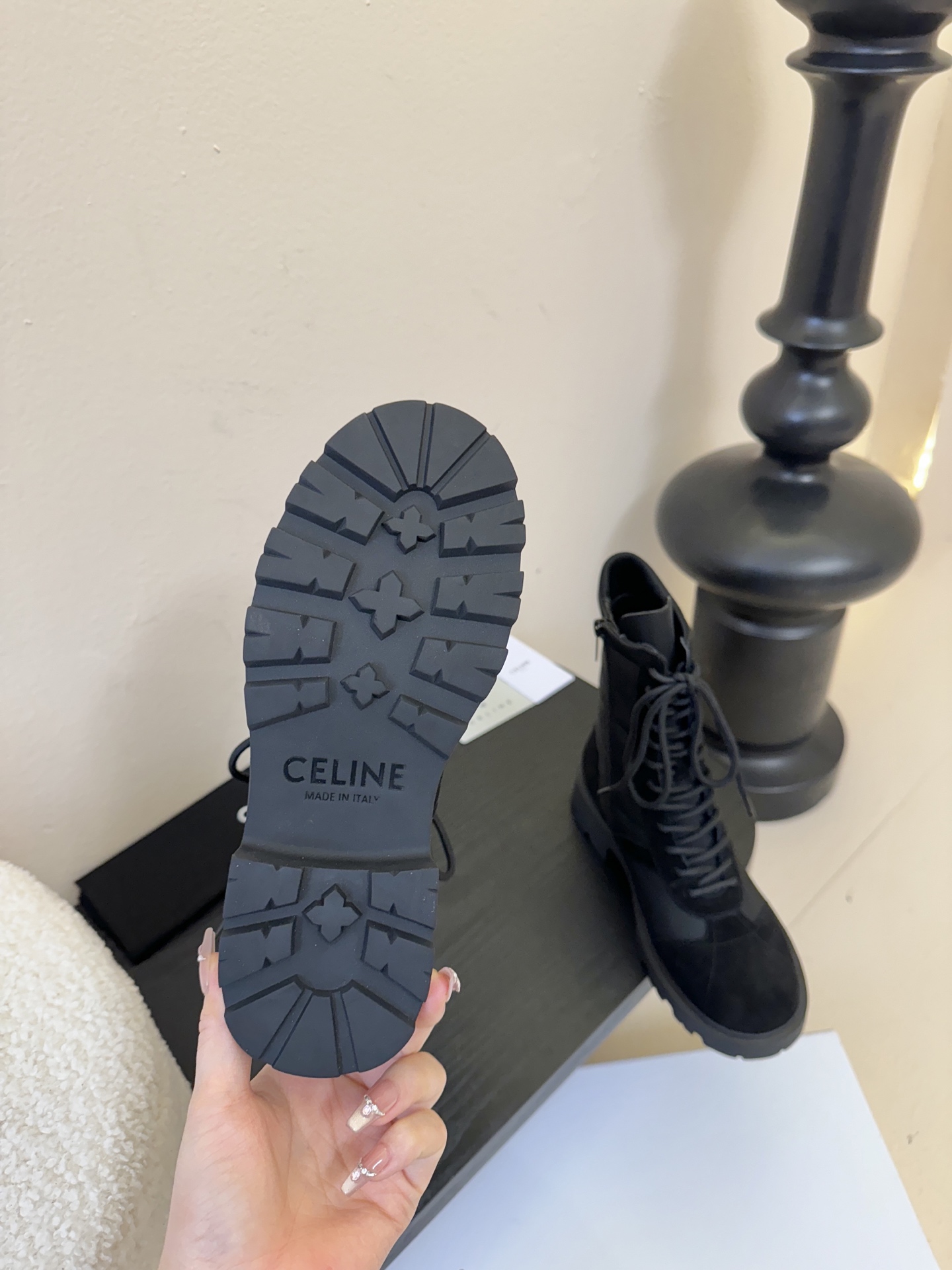CELINE思琳秋冬最新走秀款Lisa同款马丁靴、好多明星网红上脚 无敌显瘦 上脚超级好看百搭 进口意大