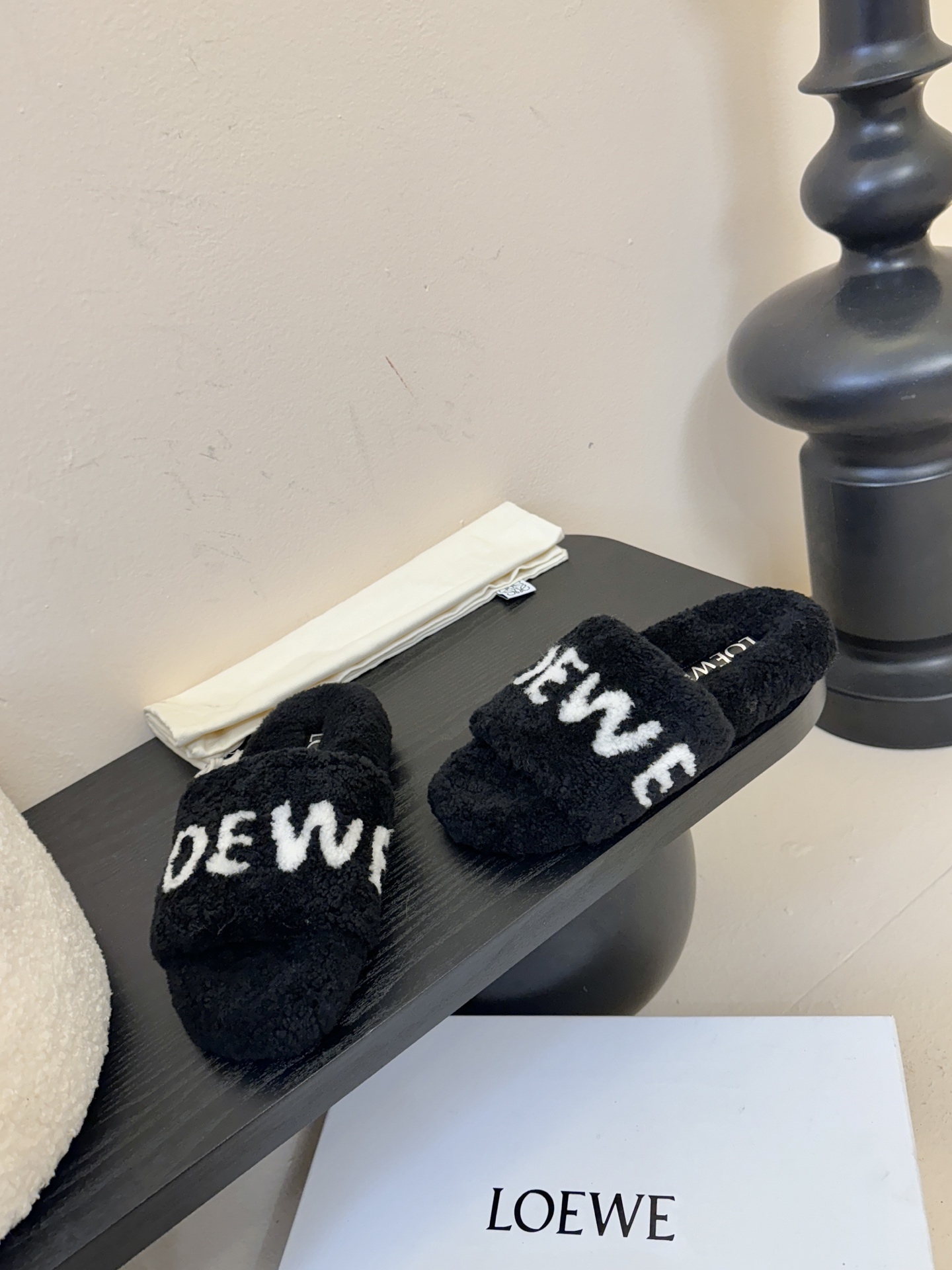 LOEWE罗意威走秀主推羊毛拖鞋系列，新品上线，芬具桌脚设计灵感改创于今年秀场的主推系列鞋履 当季新品拖