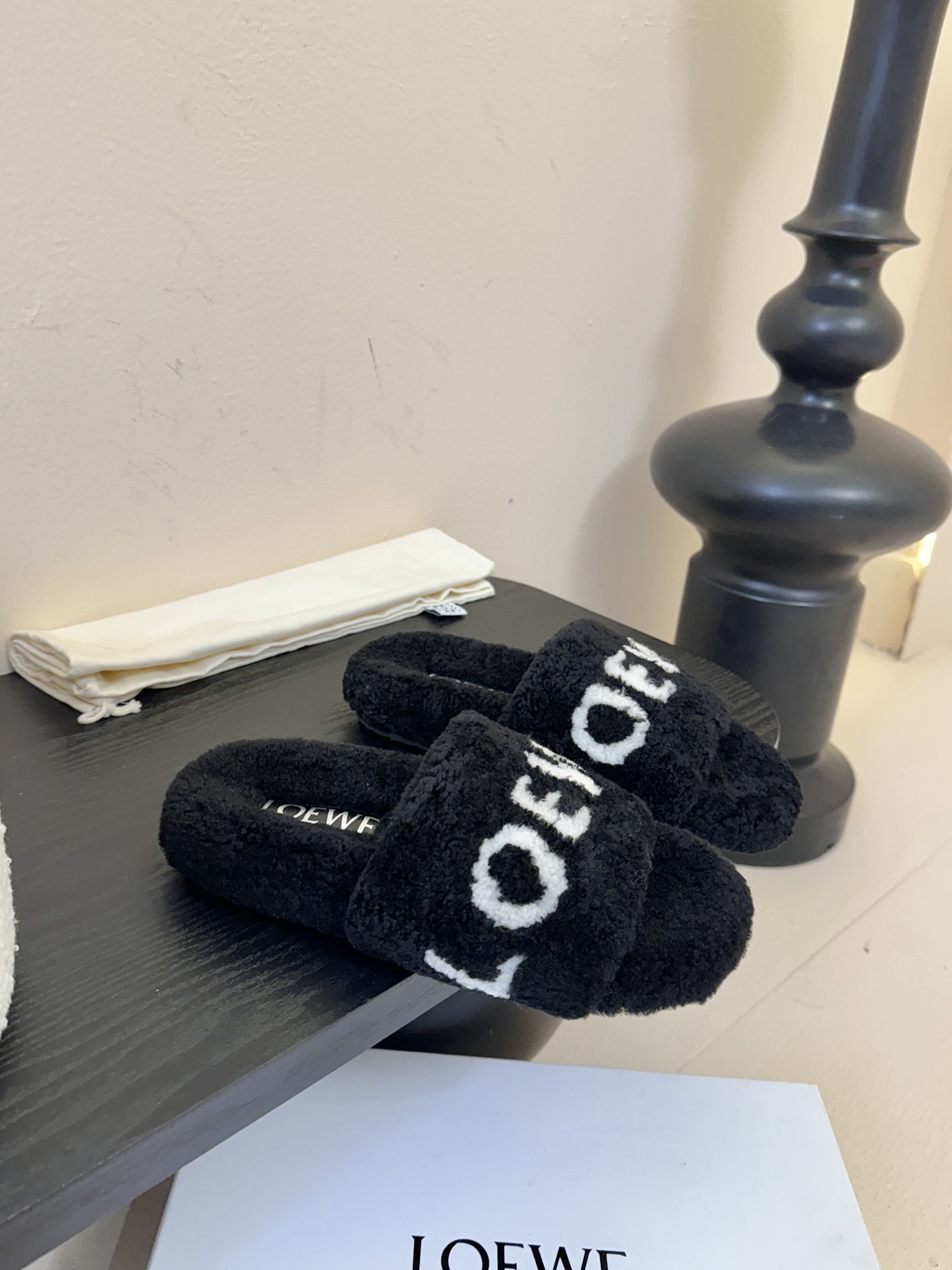LOEWE罗意威走秀主推羊毛拖鞋系列，新品上线，芬具桌脚设计灵感改创于今年秀场的主推系列鞋履 当季新品拖