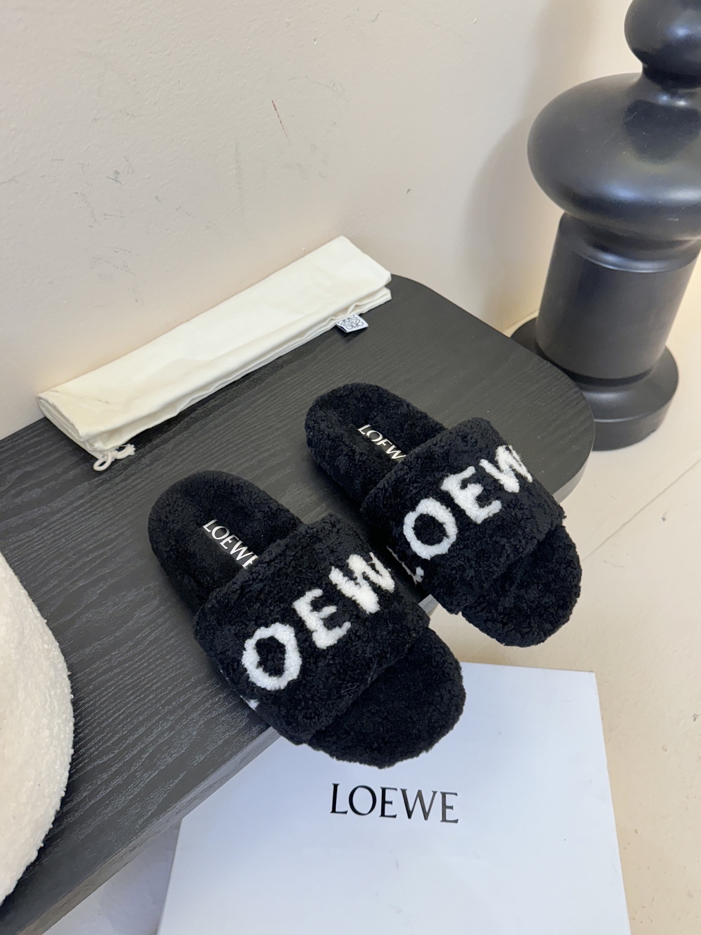 LOEWE罗意威走秀主推羊毛拖鞋系列，新品上线，芬具桌脚设计灵感改创于今年秀场的主推系列鞋履 当季新品拖