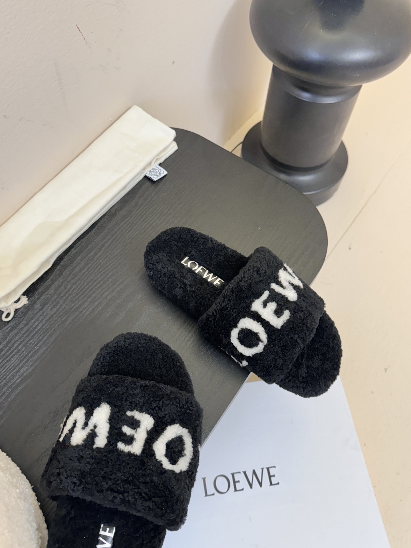 LOEWE罗意威走秀主推羊毛拖鞋系列，新品上线，芬具桌脚设计灵感改创于今年秀场的主推系列鞋履 当季新品拖