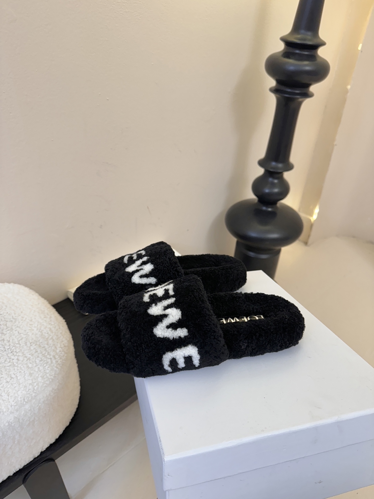 LOEWE罗意威走秀主推羊毛拖鞋系列，新品上线，芬具桌脚设计灵感改创于今年秀场的主推系列鞋履 当季新品拖