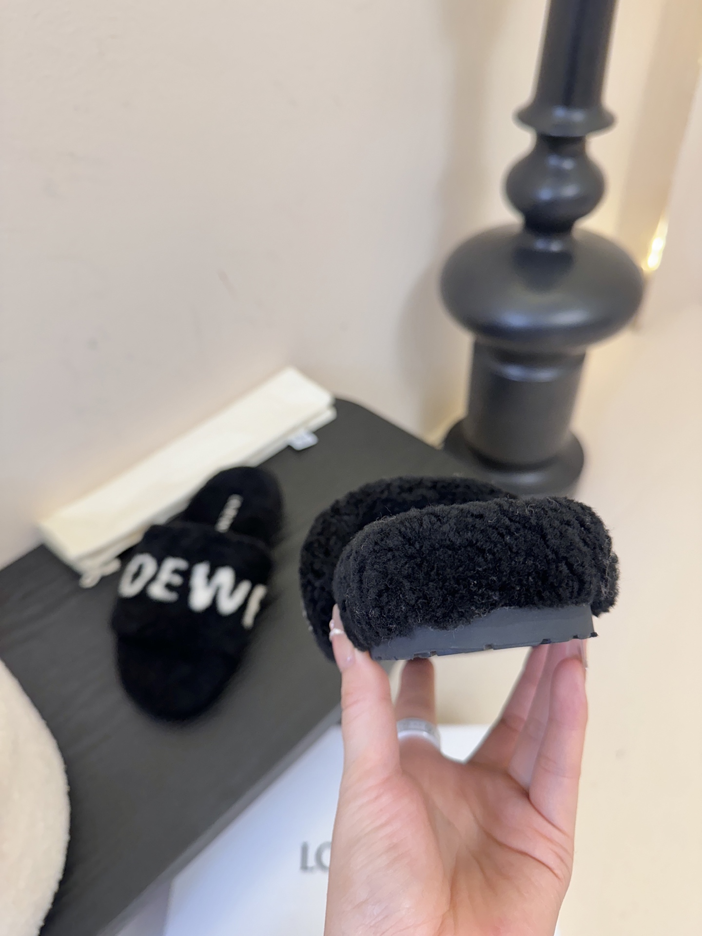 LOEWE罗意威走秀主推羊毛拖鞋系列，新品上线，芬具桌脚设计灵感改创于今年秀场的主推系列鞋履 当季新品拖