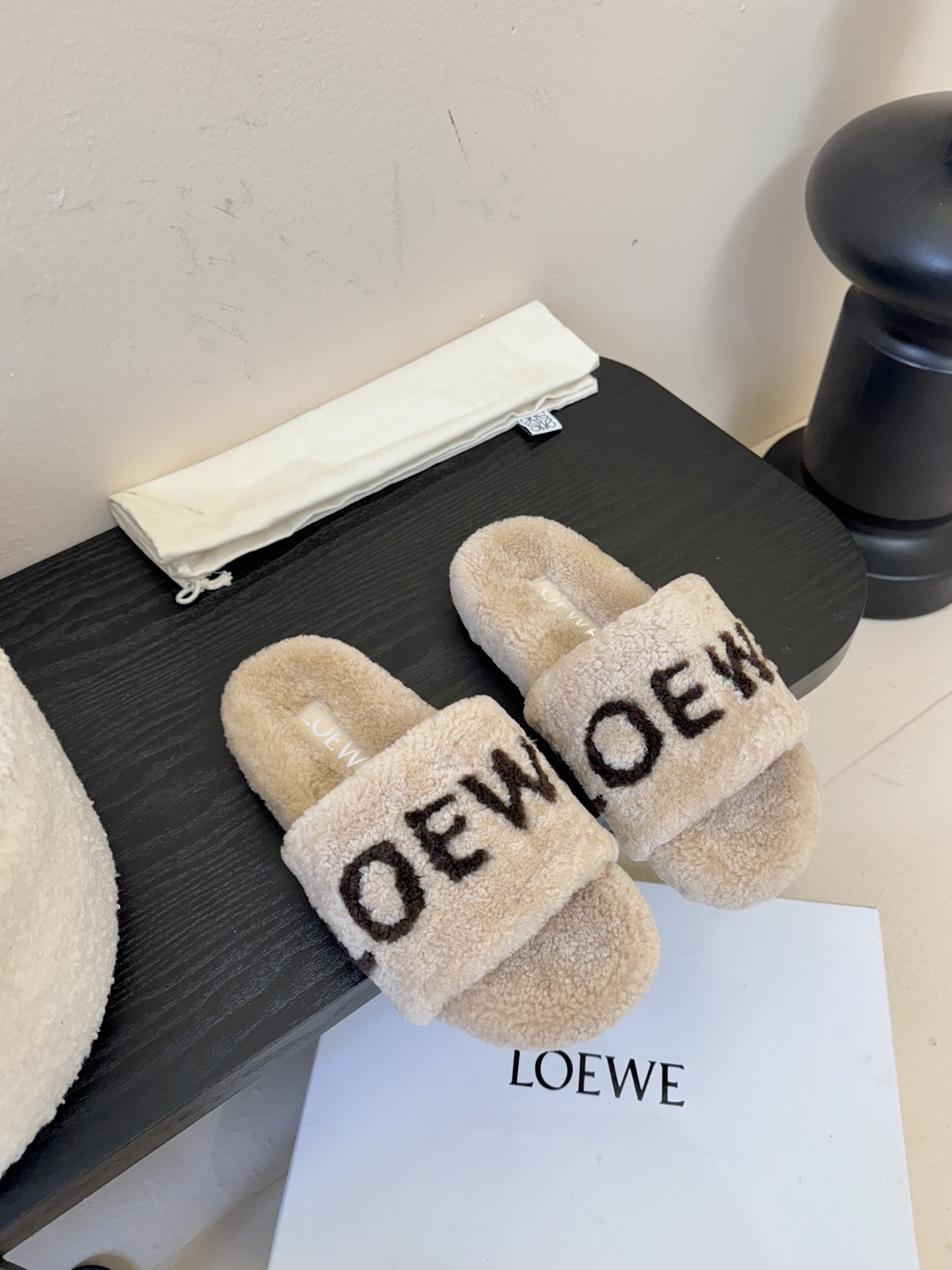 LOEWE罗意威走秀主推羊毛拖鞋系列，新品上线，芬具桌脚设计灵感改创于今年秀场的主推系列鞋履 当季新品拖